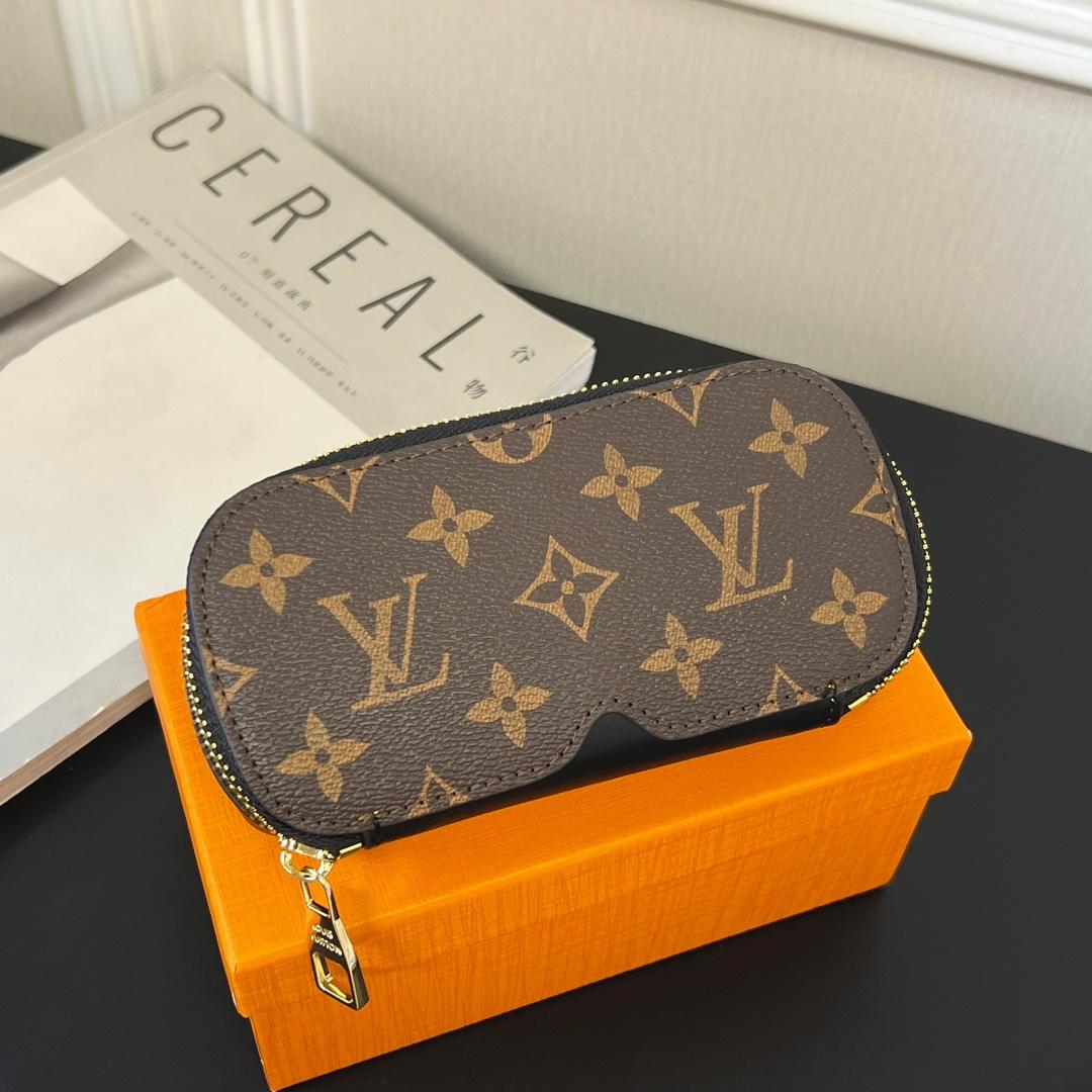 Louis Vuitton Sunglasses Pouch - EUR FASHION
