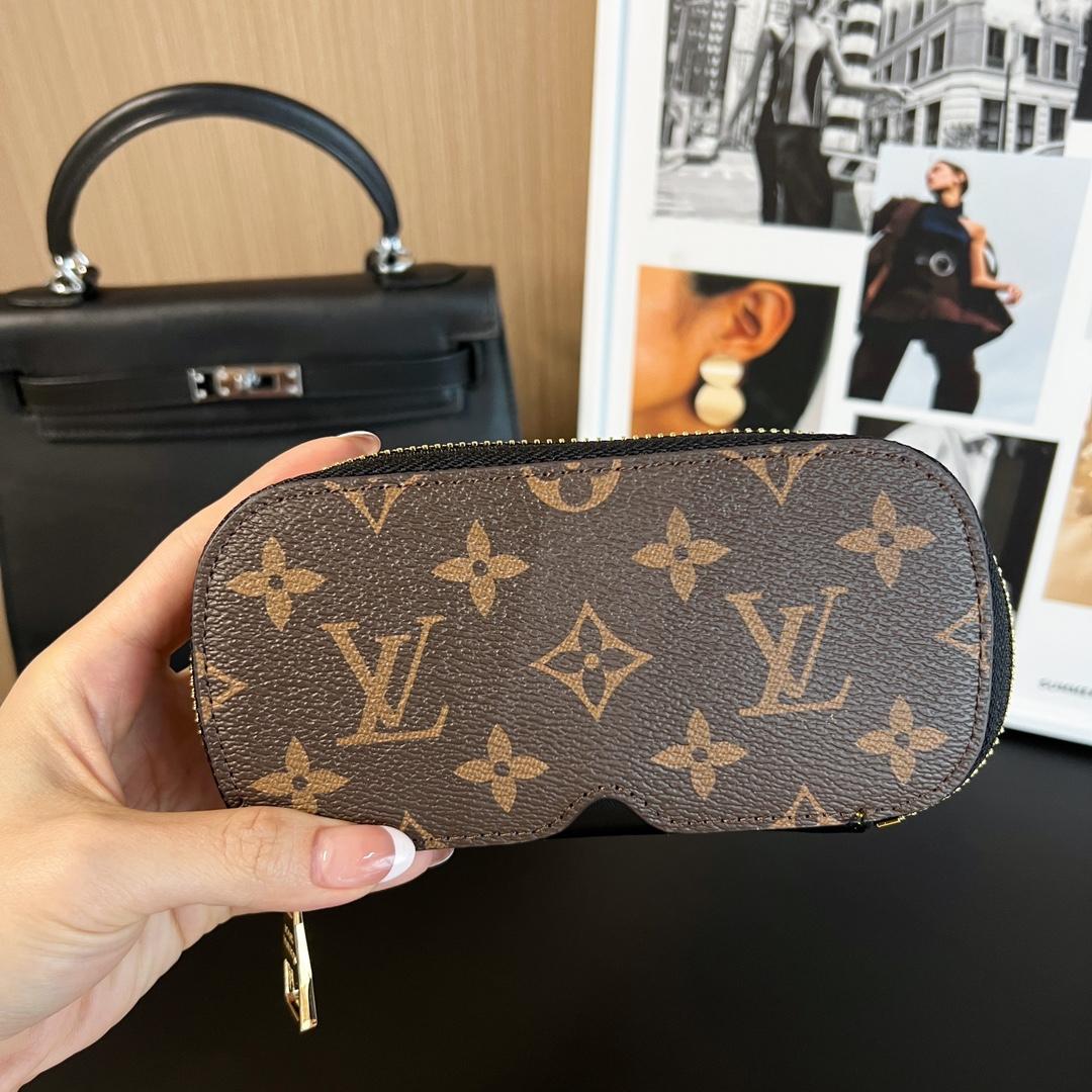 Louis Vuitton Sunglasses Pouch - EUR FASHION