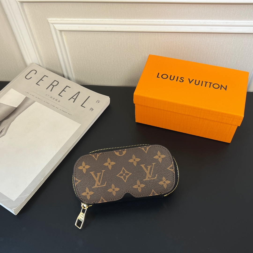 Louis Vuitton Sunglasses Pouch - EUR FASHION