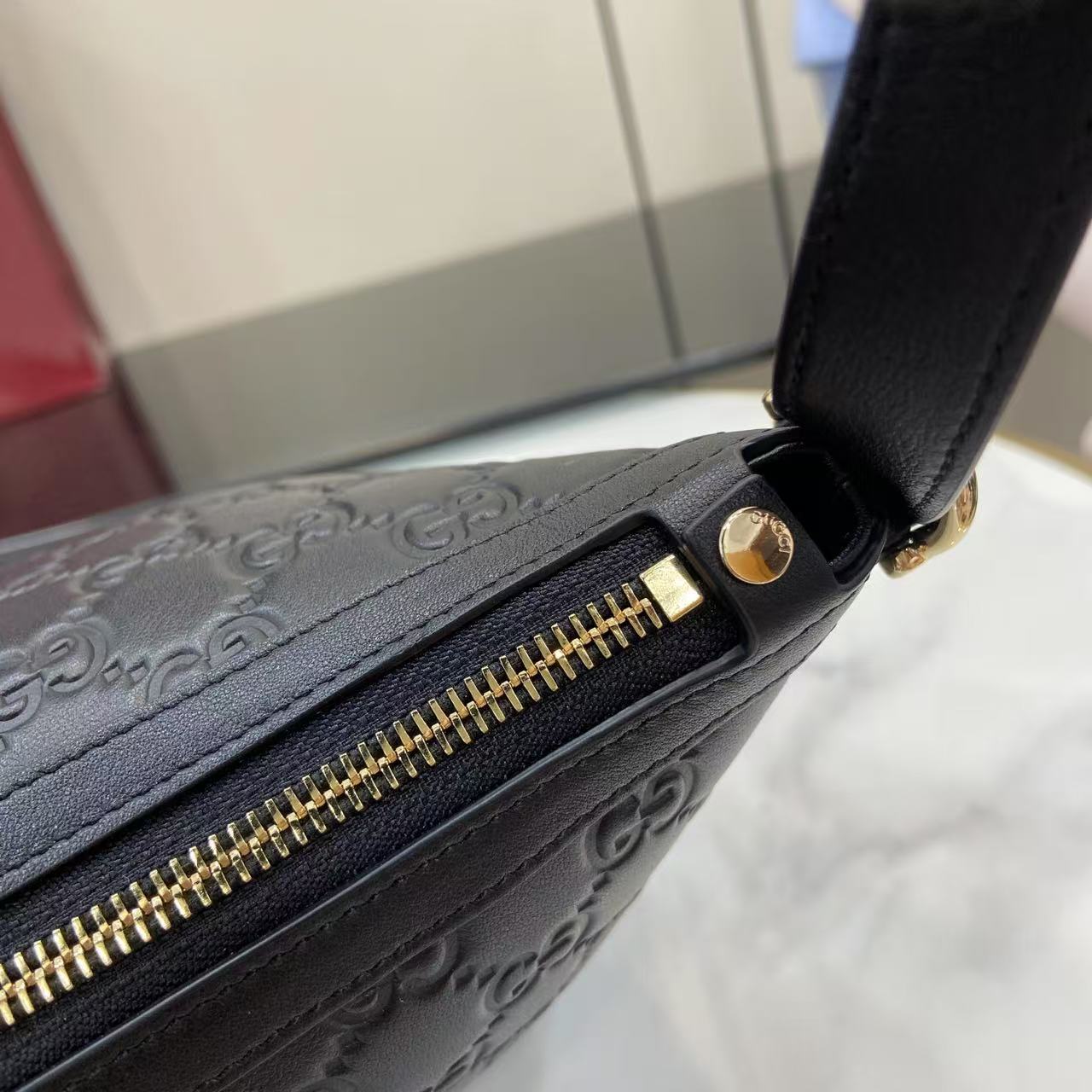 Gucci GG Emblem Medium Shoulder Bag - EUR FASHION