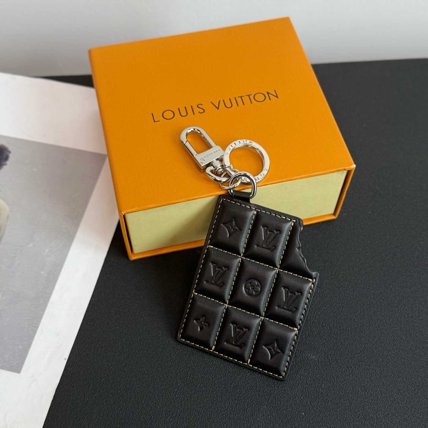 Louis Vuitton LV Chocolate Bar Figurine Key Holder And Bag Charm   M01478 - EUR FASHION