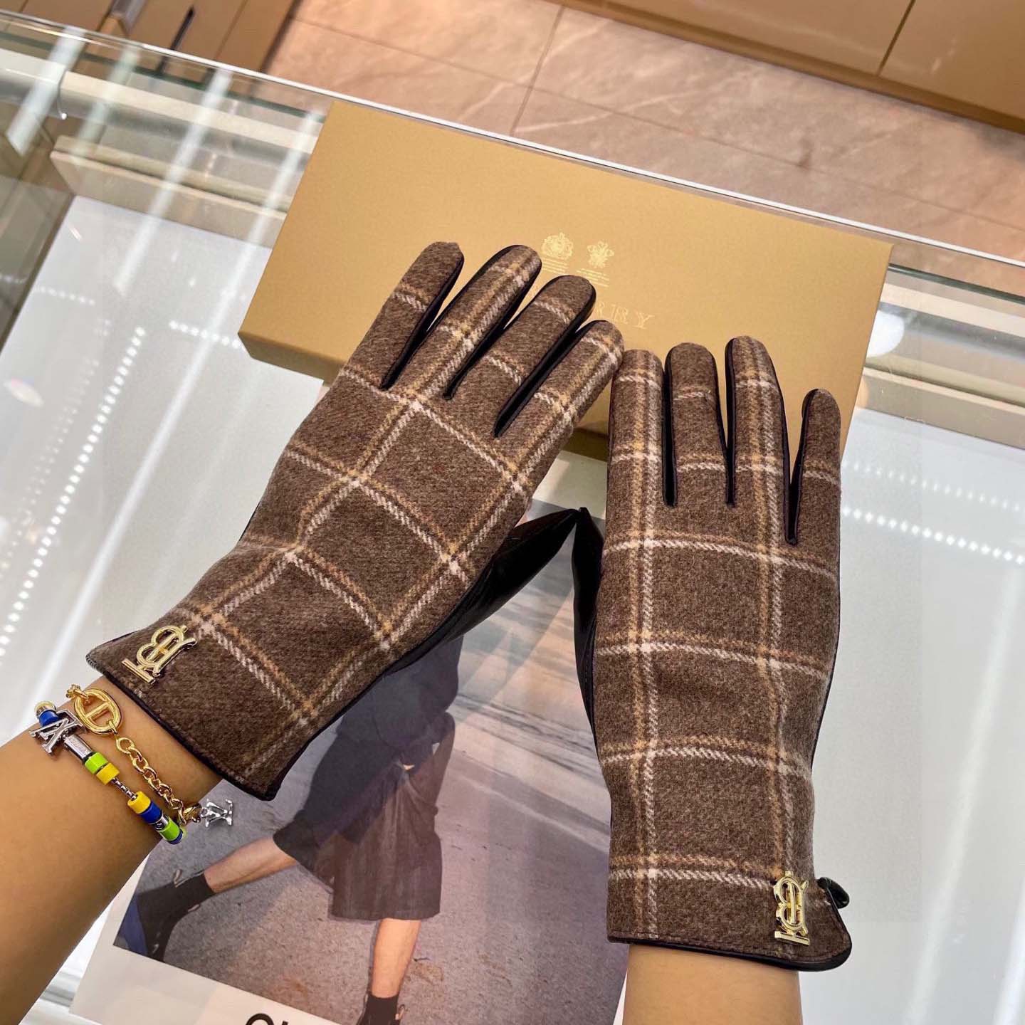 Burberry Gloves  - EUR FASHION