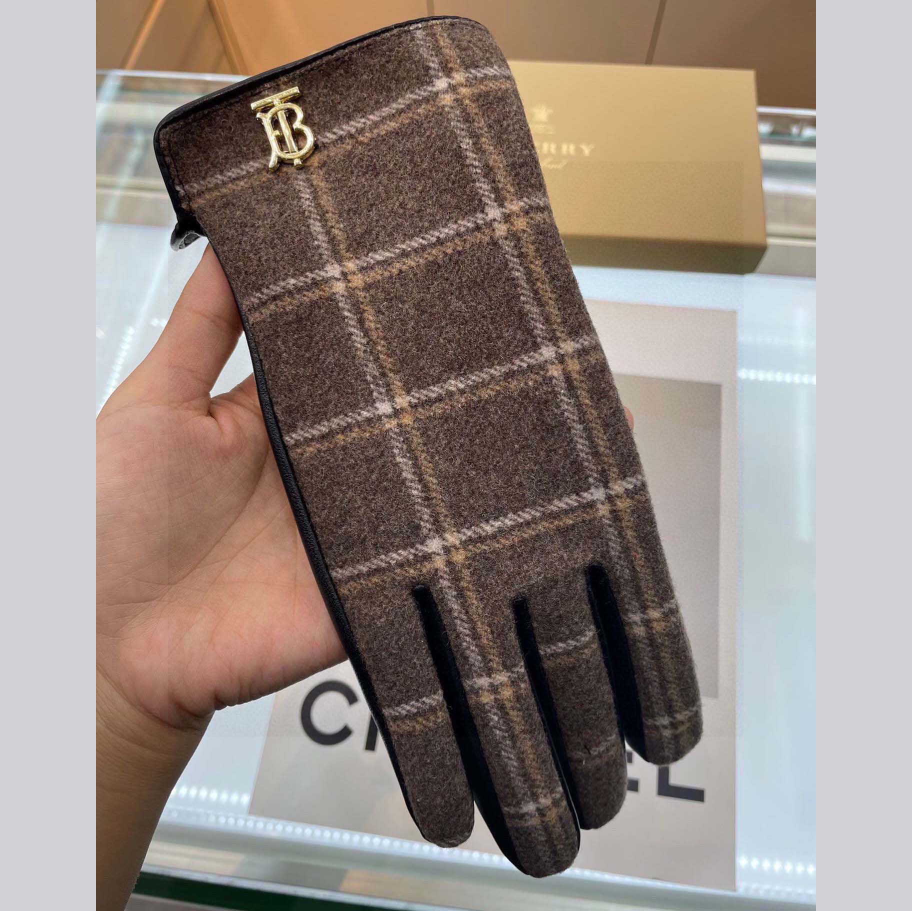Burberry Gloves  - EUR FASHION
