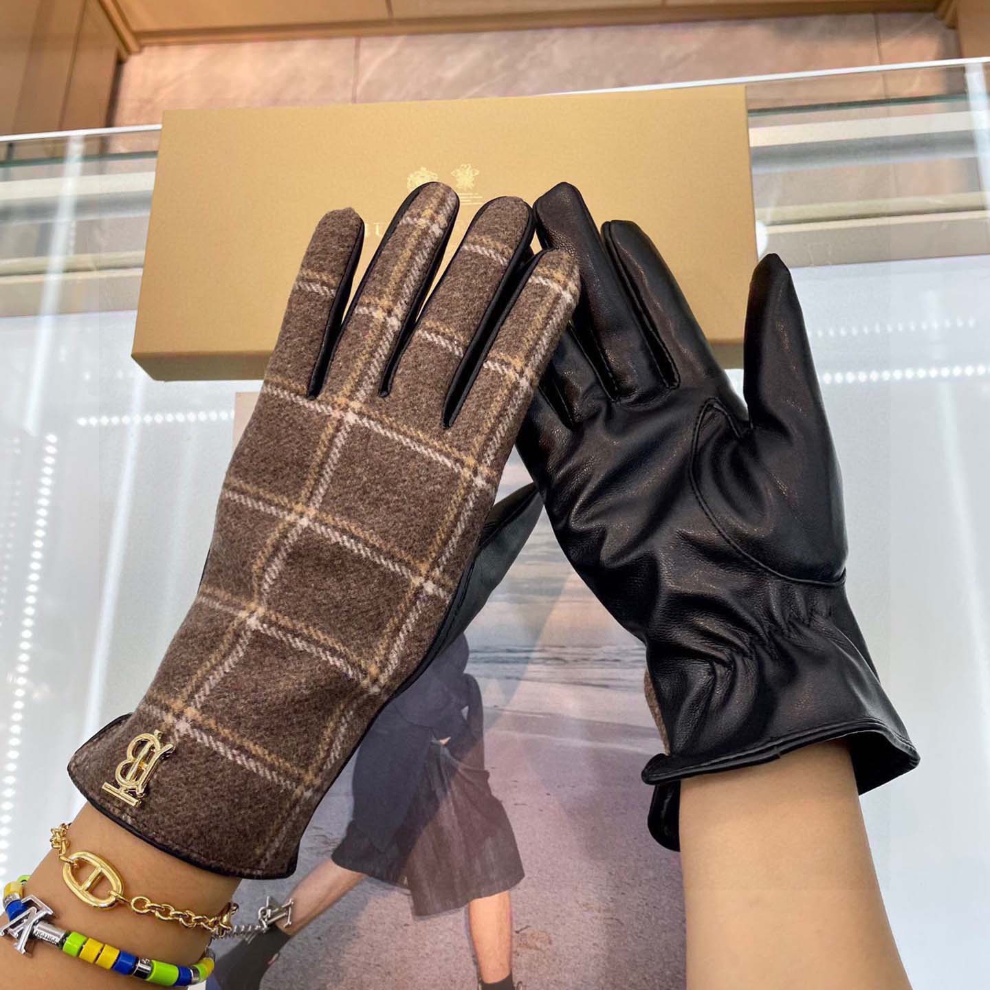 Burberry Gloves  - EUR FASHION