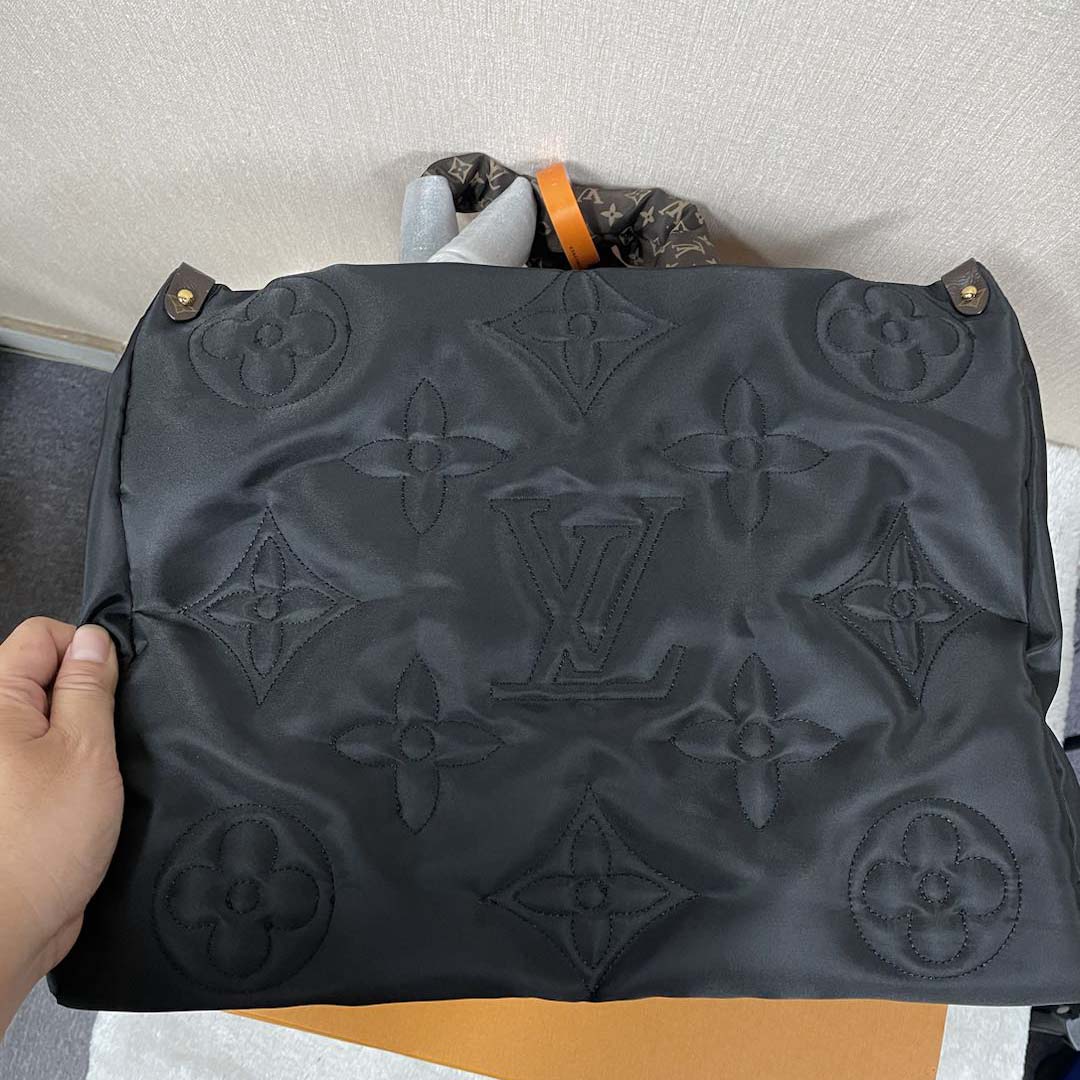 Louis Vuitton Monogram Giant Pillow OnTheGo MM   （41 x 34 x 19cm） - EUR FASHION