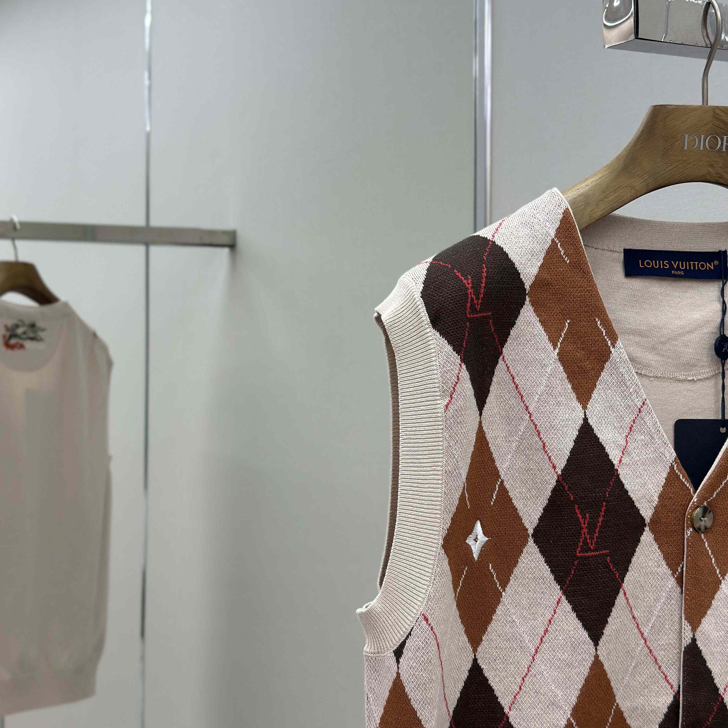 Louis Vuitton Argyle Intarsia Cardigan Vest   1AIMDG - EUR FASHION