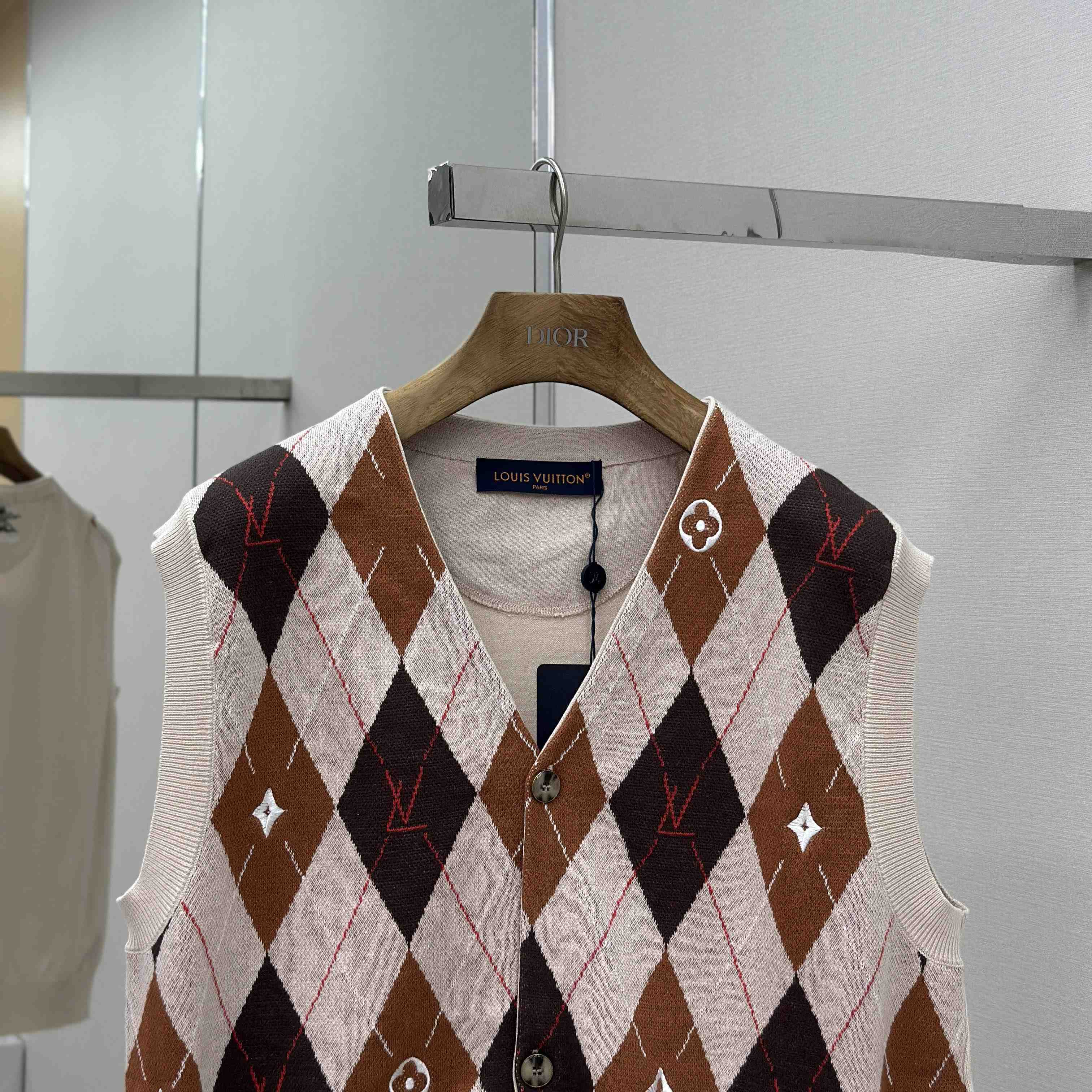 Louis Vuitton Argyle Intarsia Cardigan Vest   1AIMDG - EUR FASHION