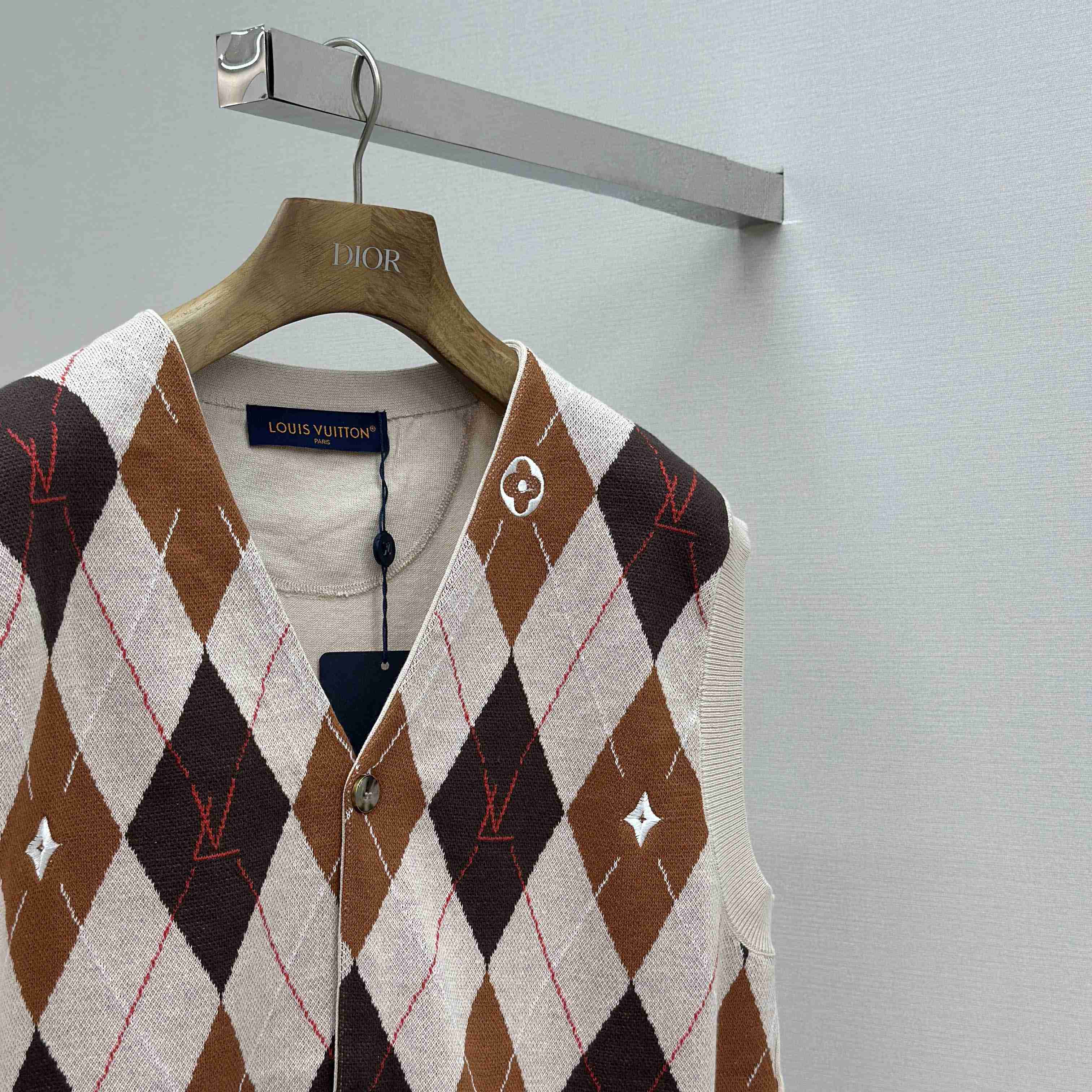 Louis Vuitton Argyle Intarsia Cardigan Vest   1AIMDG - EUR FASHION