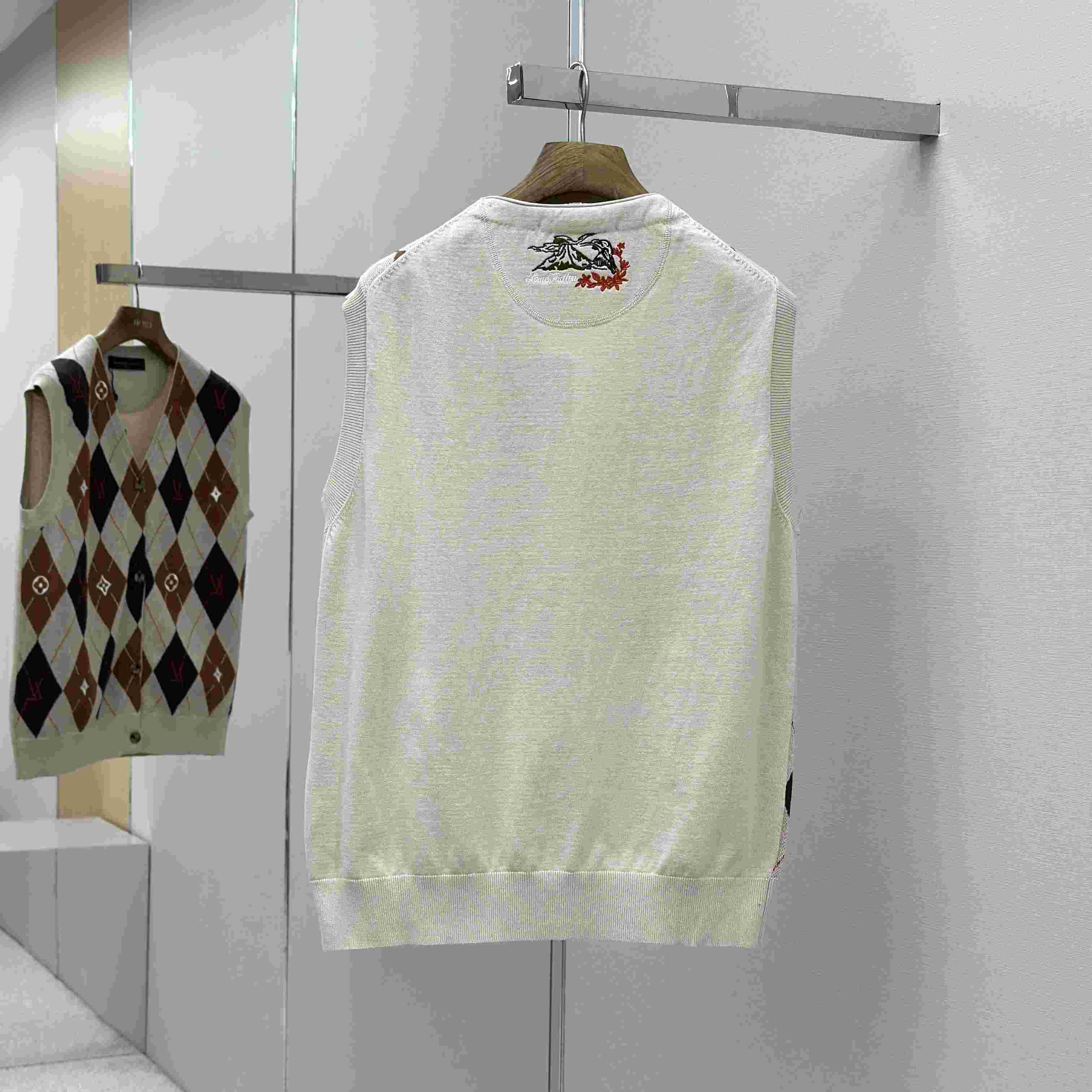 Louis Vuitton Argyle Intarsia Cardigan Vest   1AIMDG - EUR FASHION