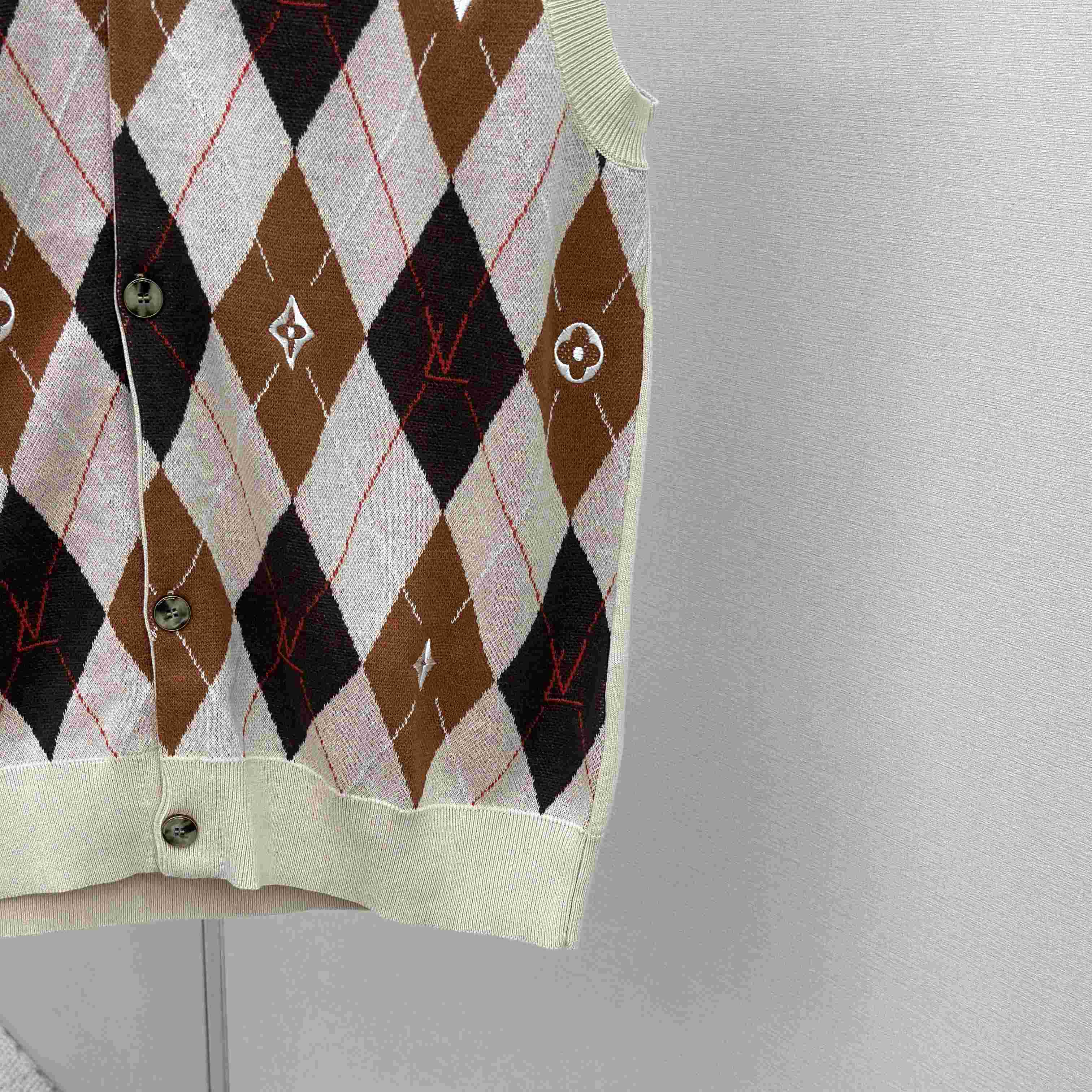 Louis Vuitton Argyle Intarsia Cardigan Vest   1AIMDG - EUR FASHION