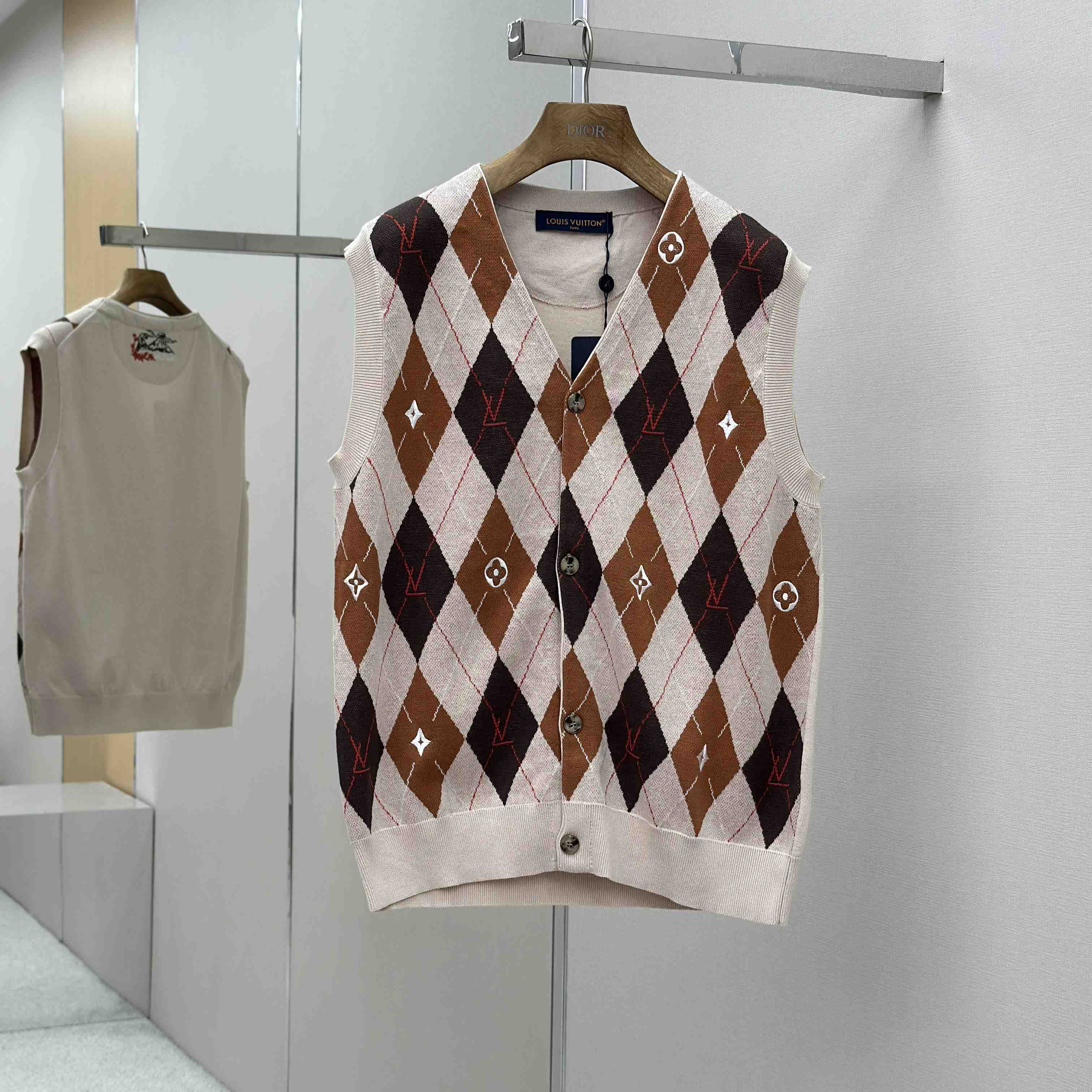Louis Vuitton Argyle Intarsia Cardigan Vest   1AIMDG - EUR FASHION