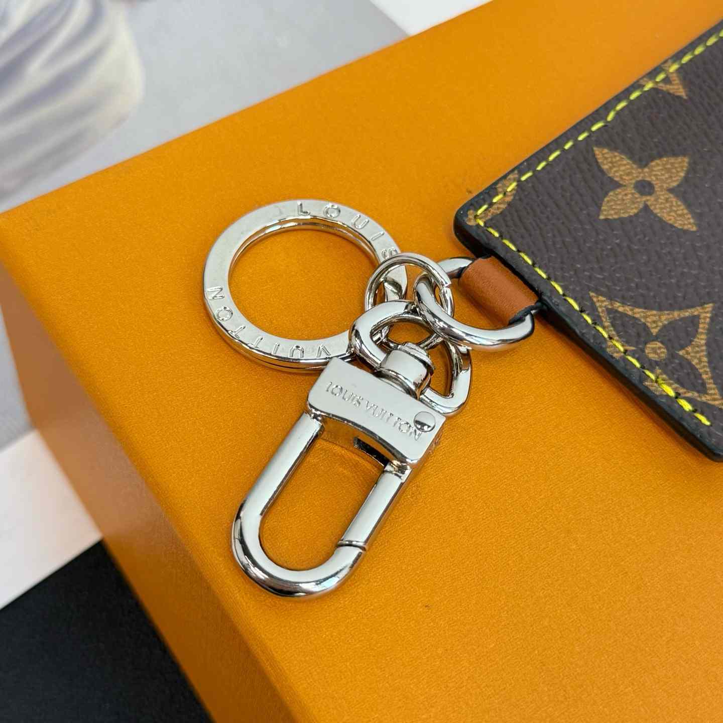 Louis Vuitton LV Chocolate Bar Figurine Key Holder And Bag Charm   M01478 - EUR FASHION