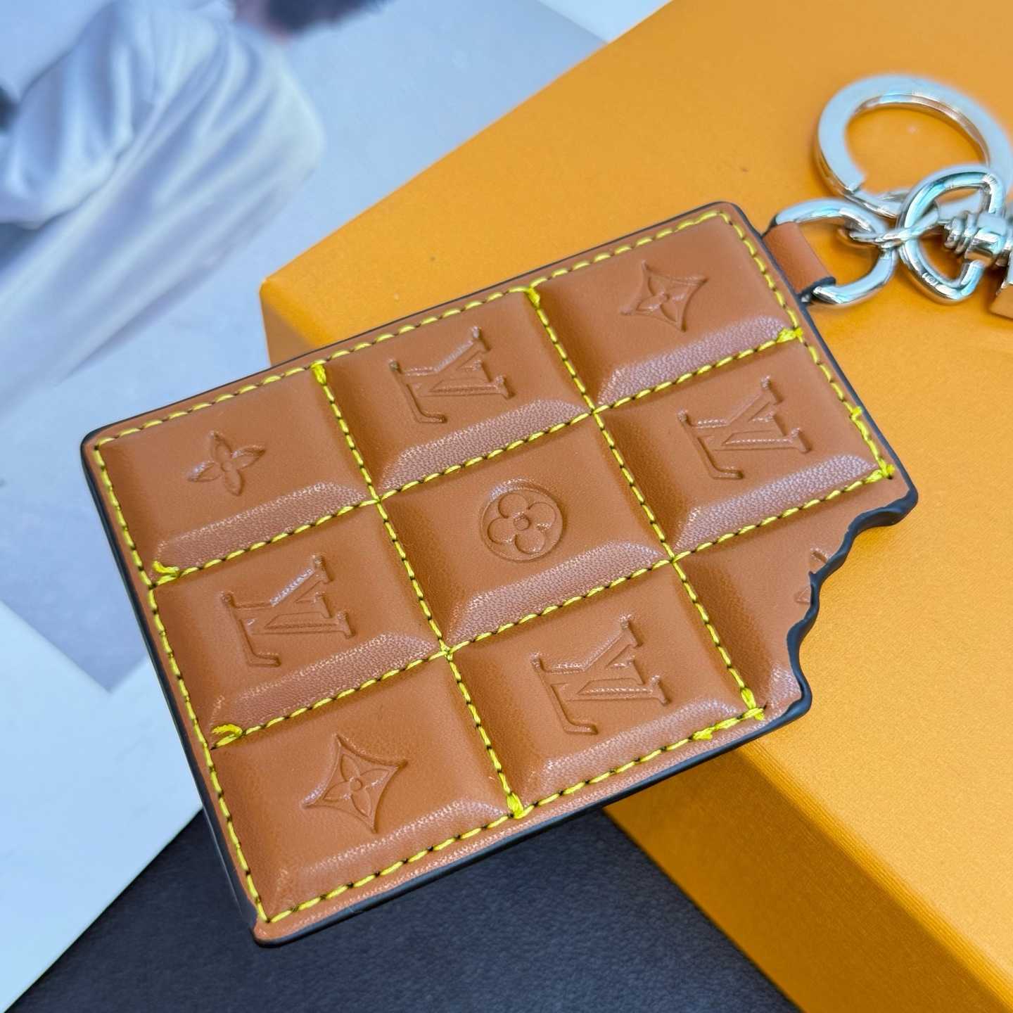 Louis Vuitton LV Chocolate Bar Figurine Key Holder And Bag Charm   M01478 - EUR FASHION
