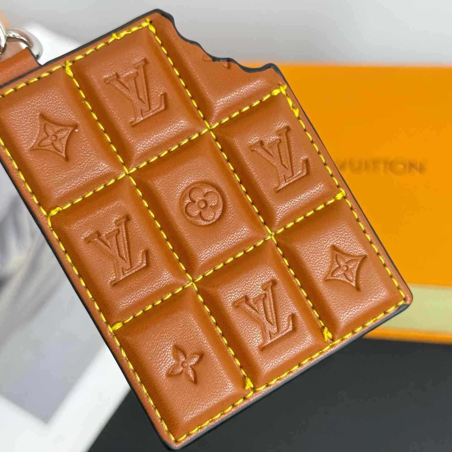 Louis Vuitton LV Chocolate Bar Figurine Key Holder And Bag Charm   M01478 - EUR FASHION