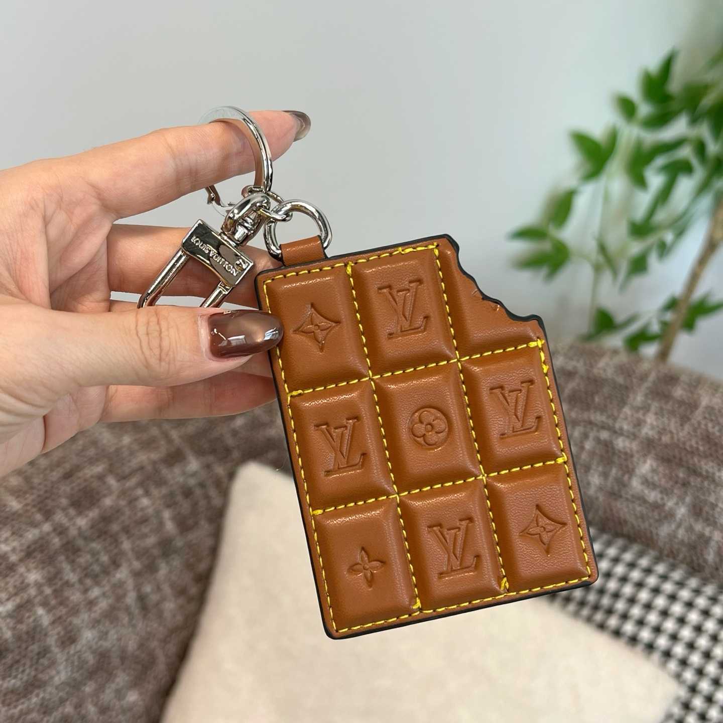Louis Vuitton LV Chocolate Bar Figurine Key Holder And Bag Charm   M01478 - EUR FASHION