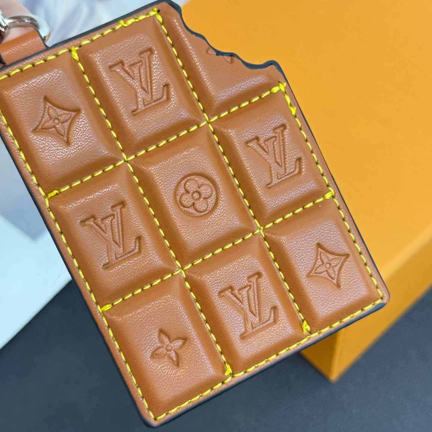 Louis Vuitton LV Chocolate Bar Figurine Key Holder And Bag Charm   M01478 - EUR FASHION