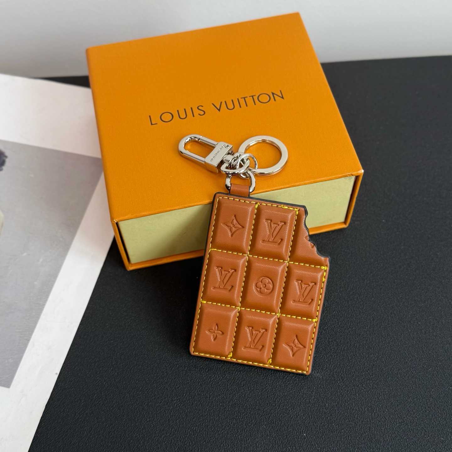 Louis Vuitton LV Chocolate Bar Figurine Key Holder And Bag Charm   M01478 - EUR FASHION