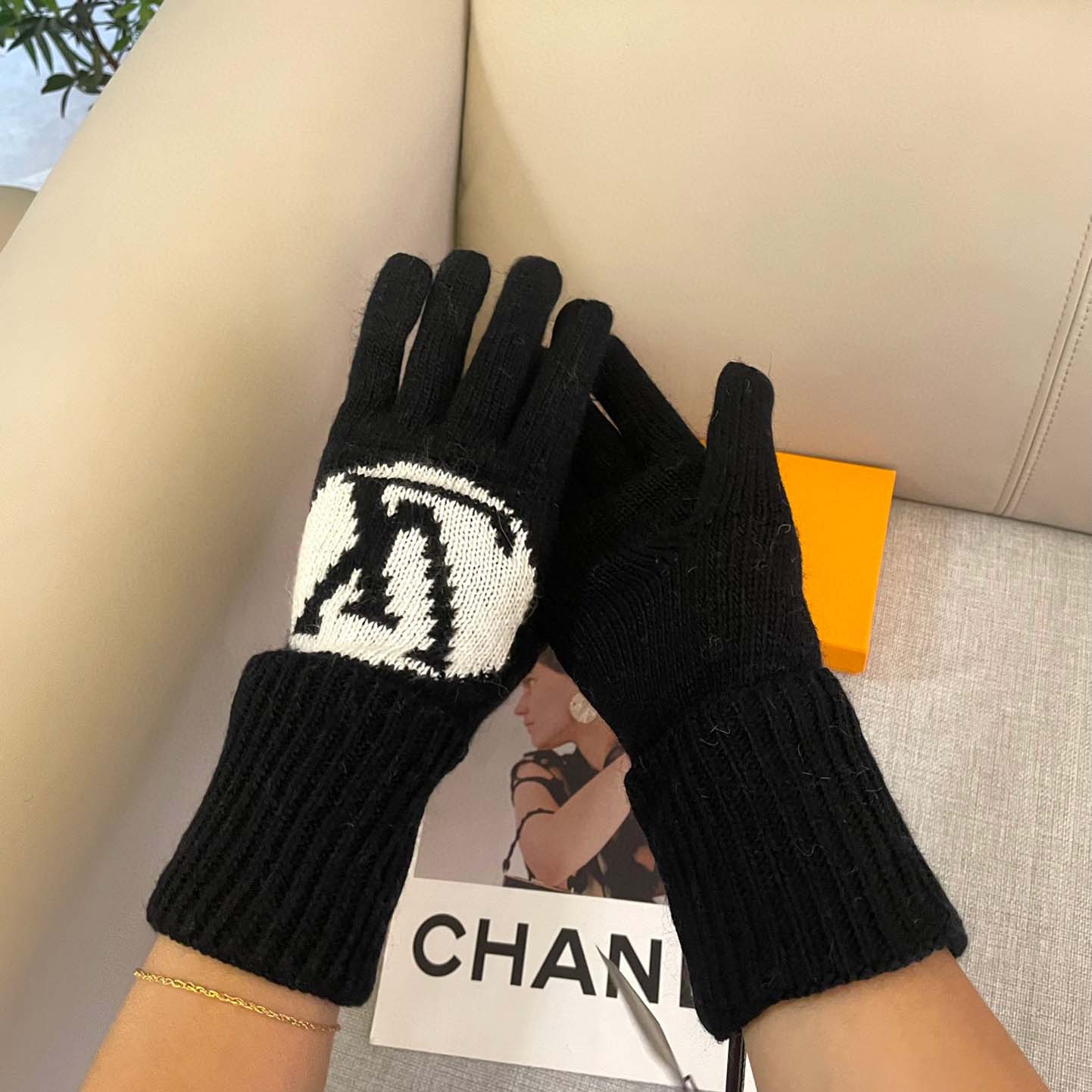 Louis Vuitton LV Medallion Gloves - EUR FASHION