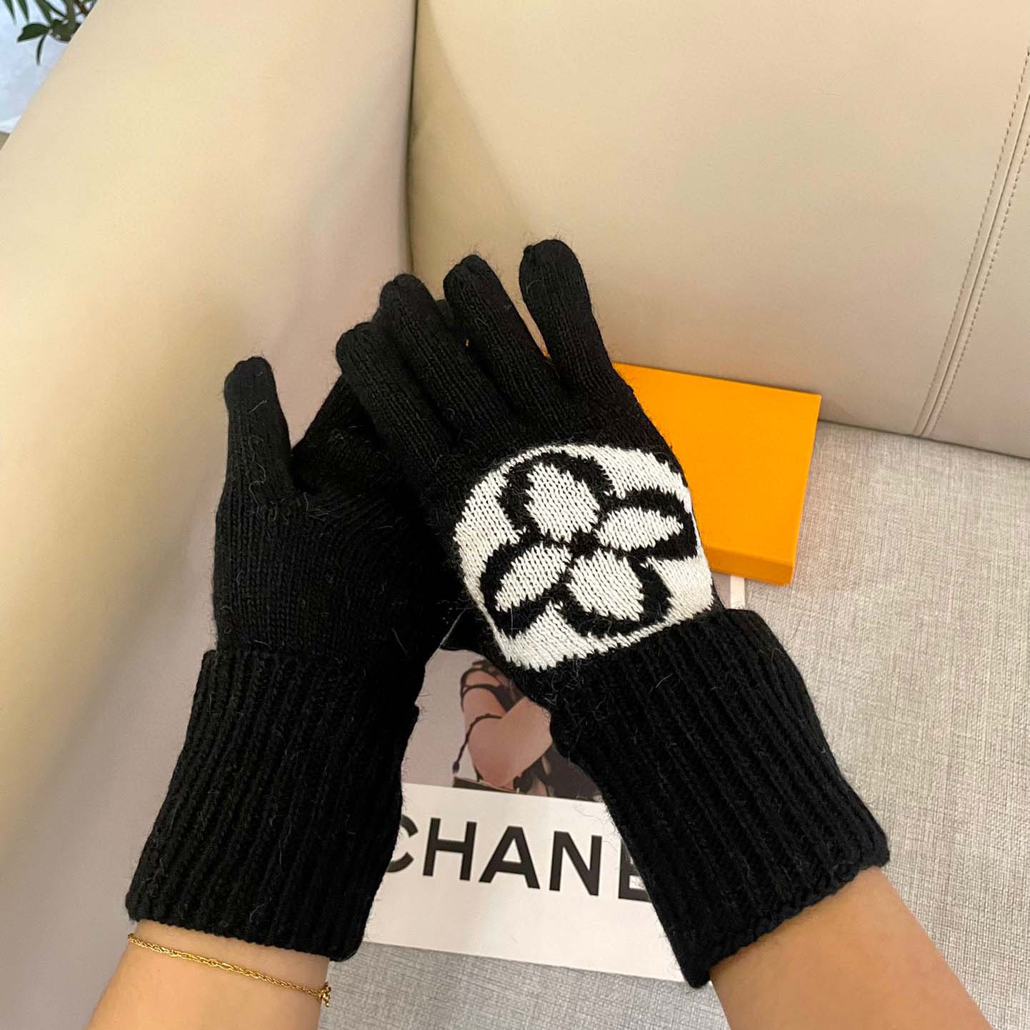Louis Vuitton LV Medallion Gloves - EUR FASHION