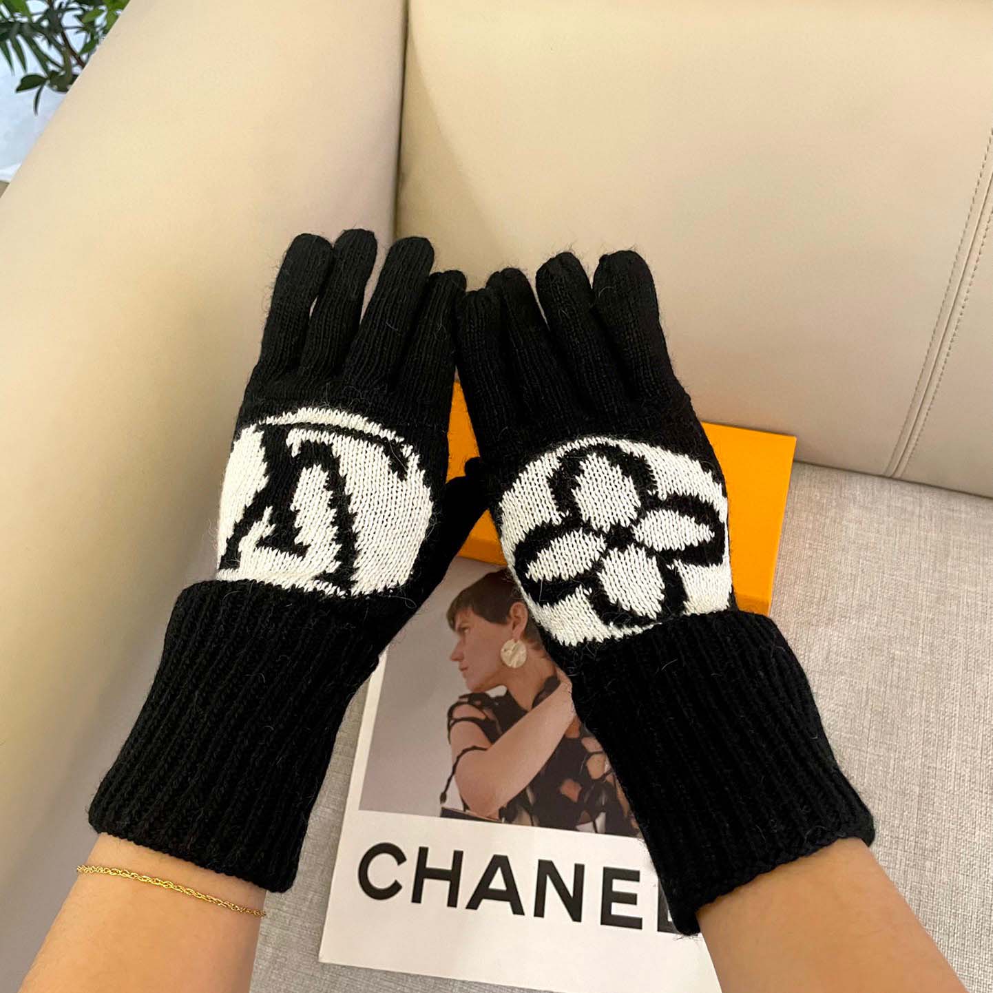 Louis Vuitton LV Medallion Gloves - EUR FASHION
