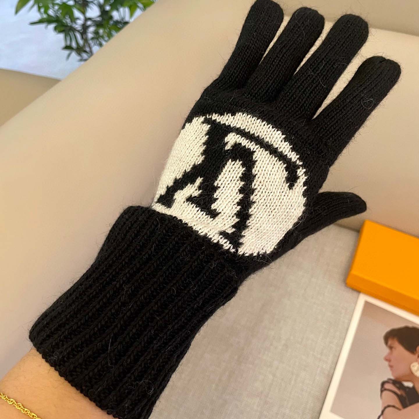 Louis Vuitton LV Medallion Gloves - EUR FASHION
