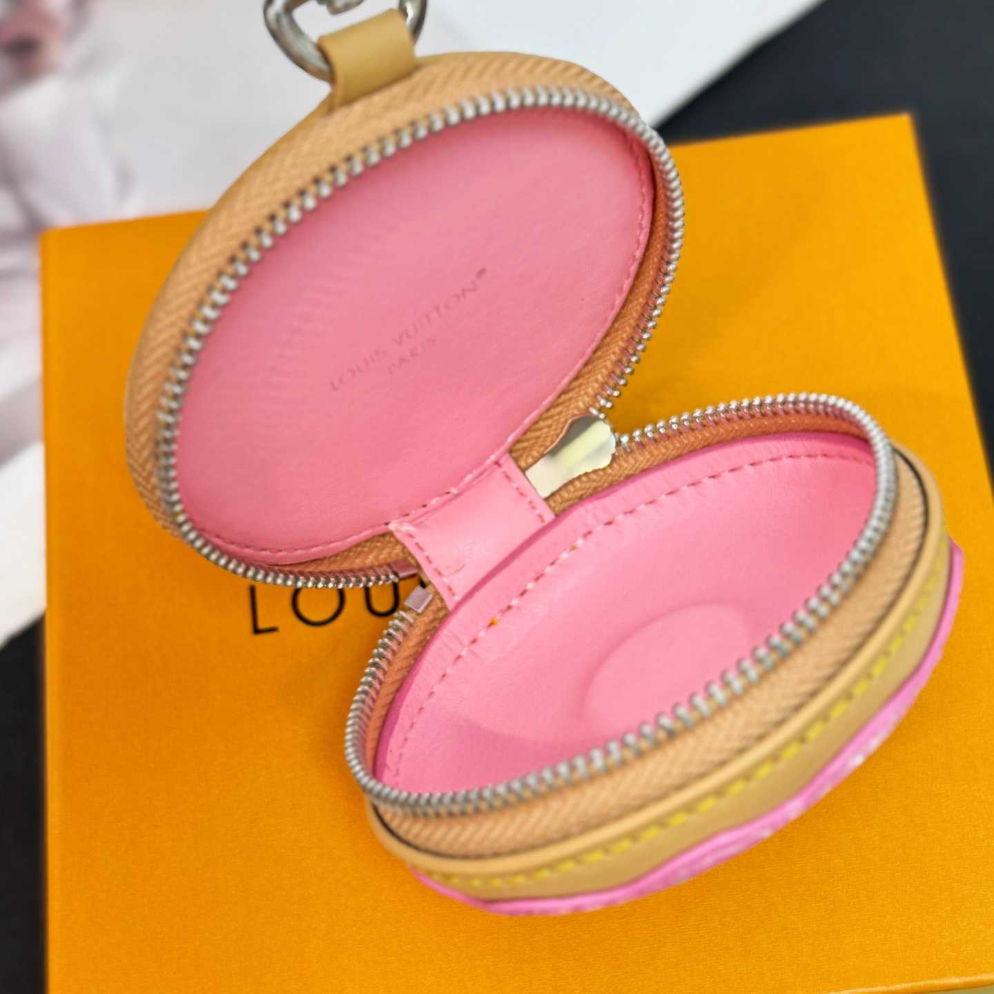 Louis Vuitton LV Donut Bag Charm    - EUR FASHION