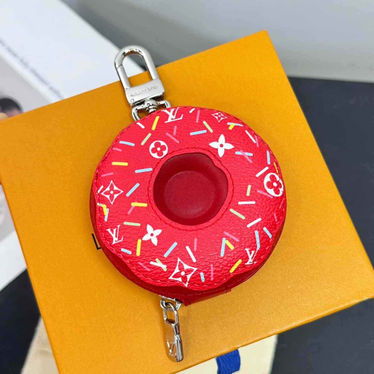 Louis Vuitton LV Donut Bag Charm    - EUR FASHION