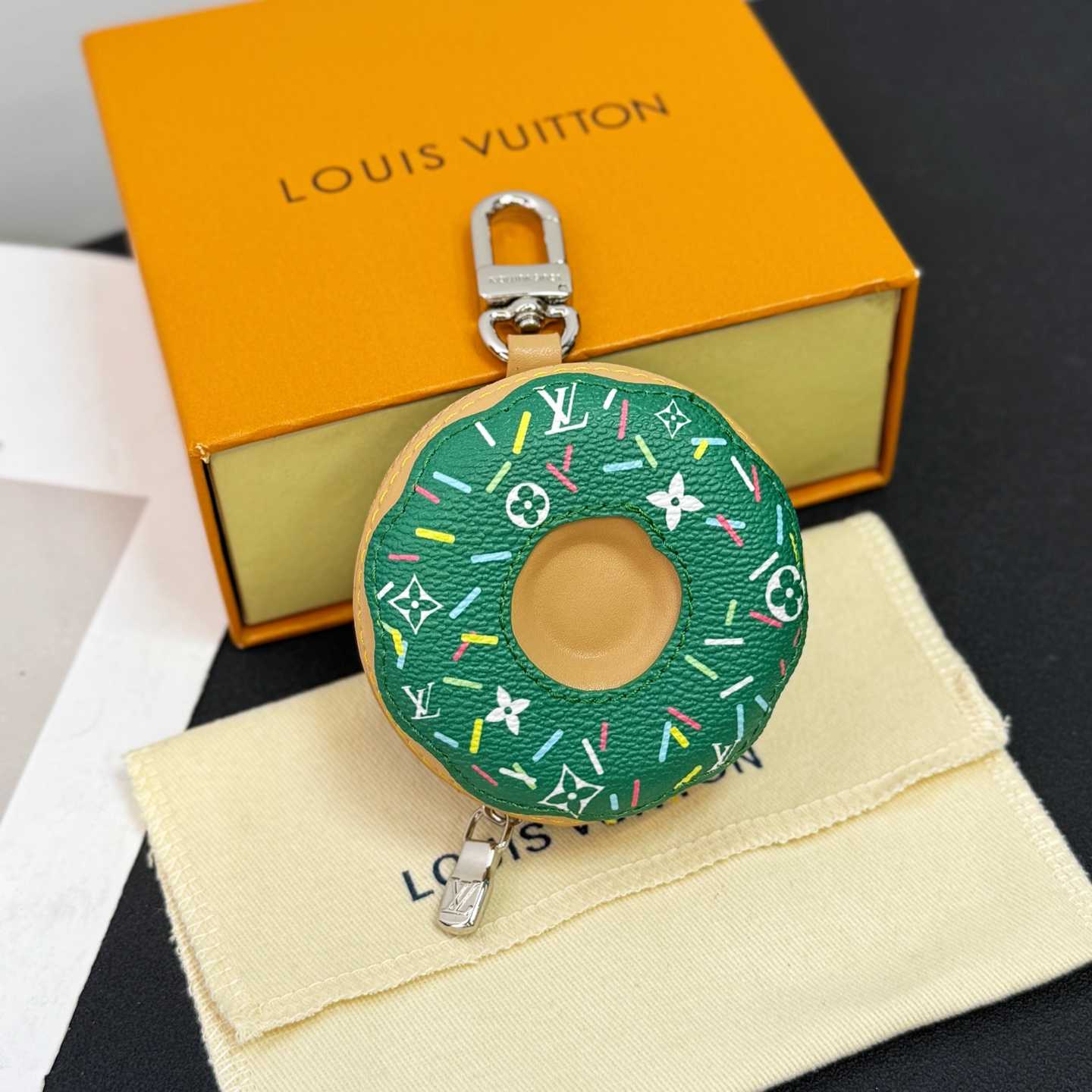 Louis Vuitton LV Donut Bag Charm    Louis Vuitton LV Donut Bag Charm    - EUR FASHION