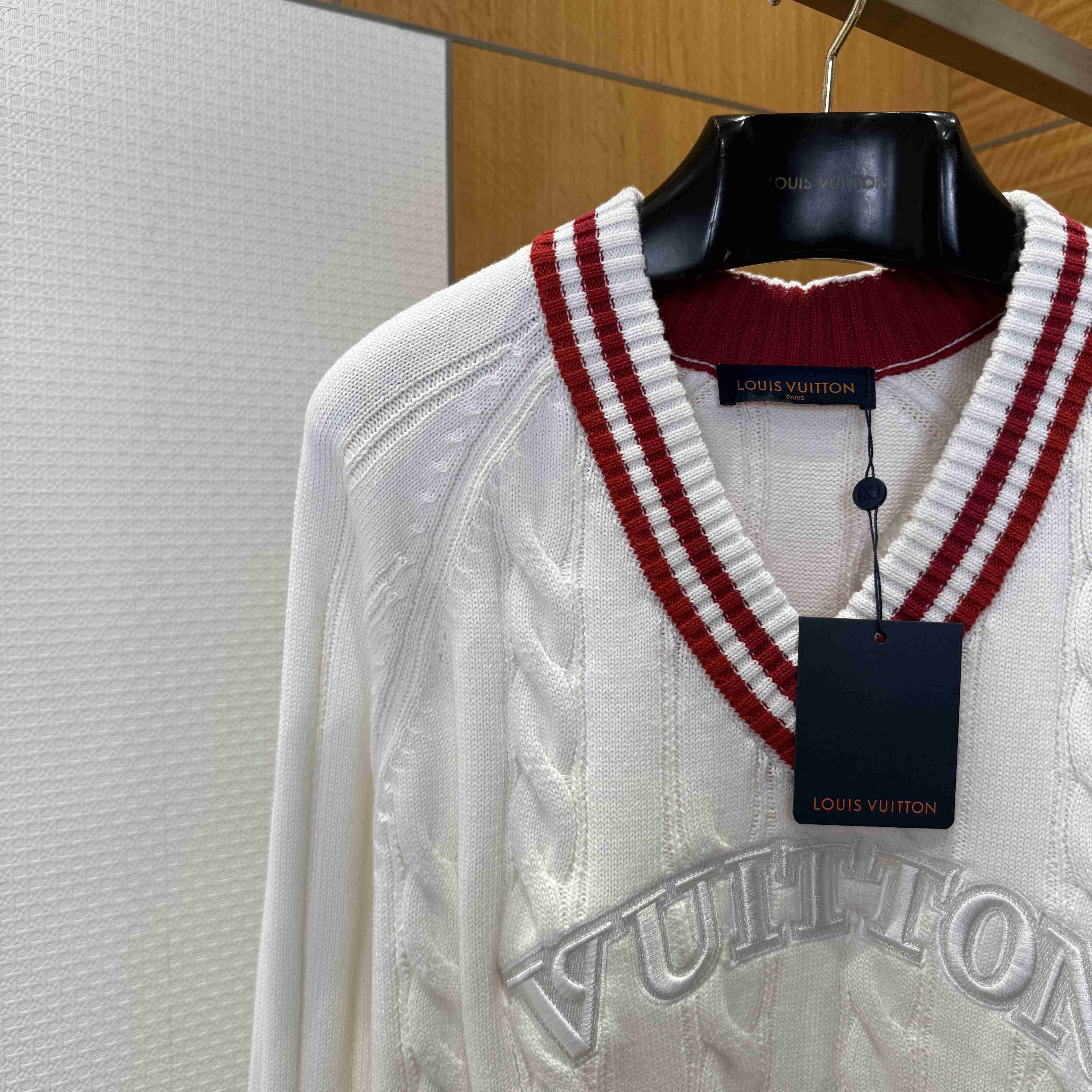 Louis Vuitton Preppy V-Neck Cable Pullover   1AIJYR - EUR FASHION