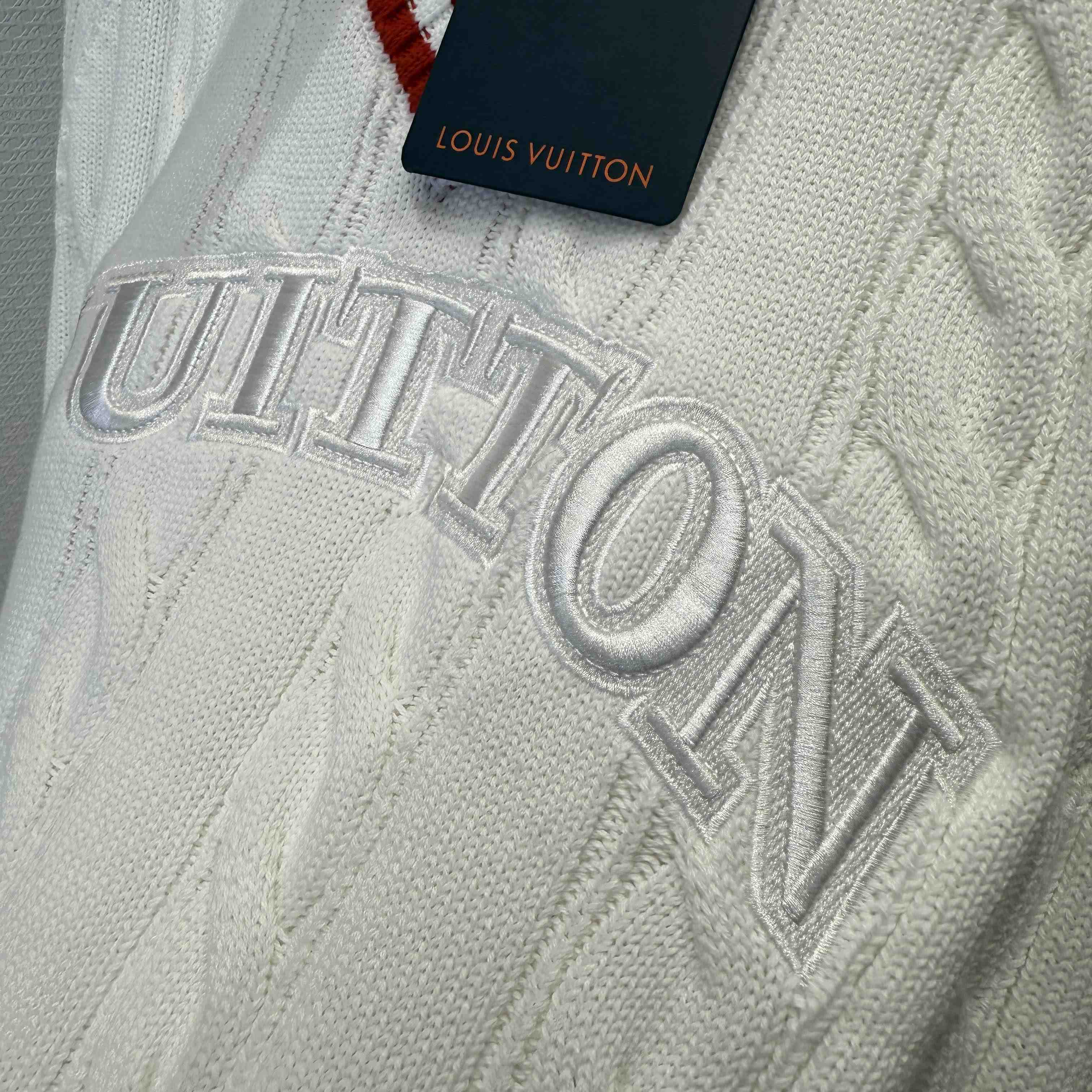 Louis Vuitton Preppy V-Neck Cable Pullover   1AIJYR - EUR FASHION