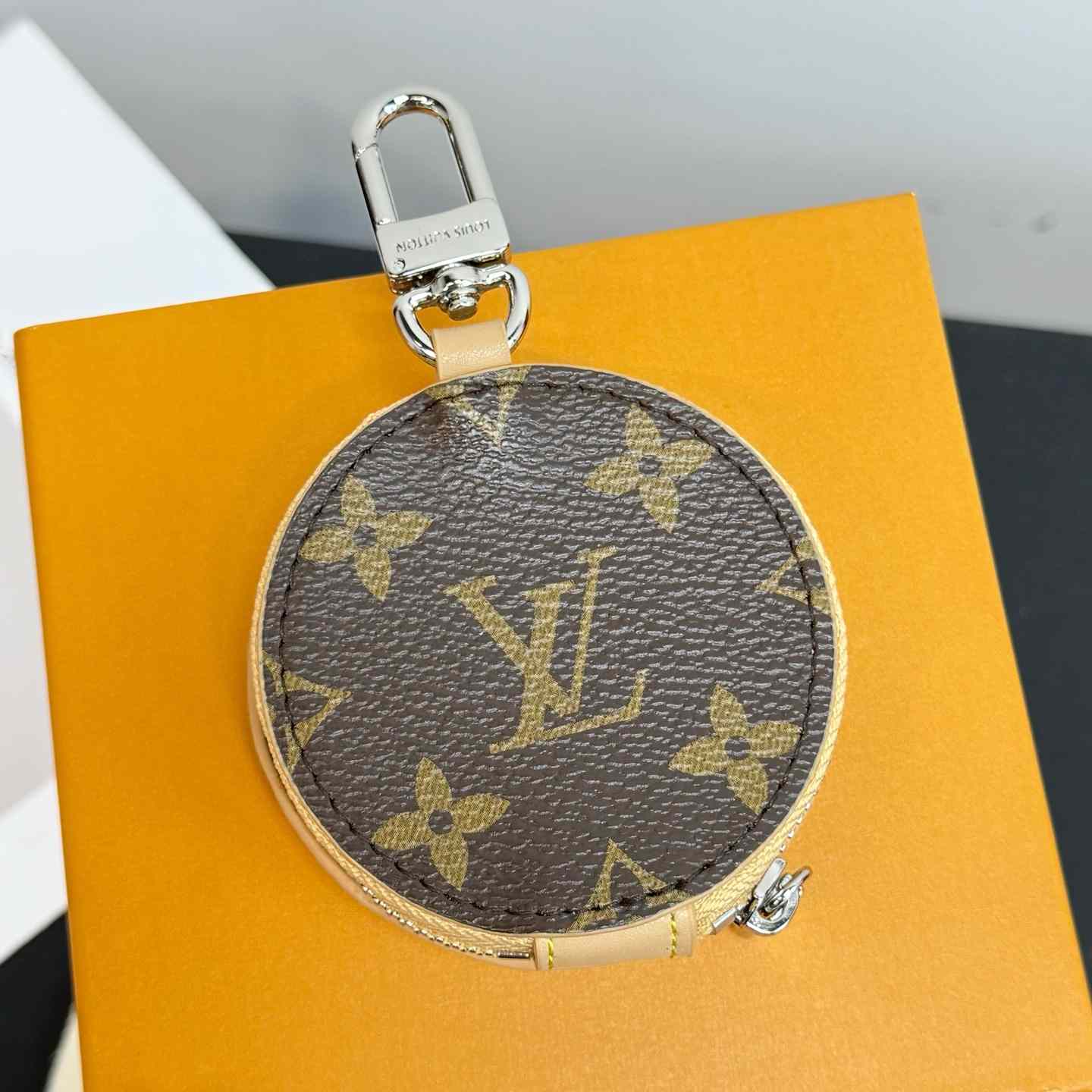 Louis Vuitton LV Donut Bag Charm    - EUR FASHION