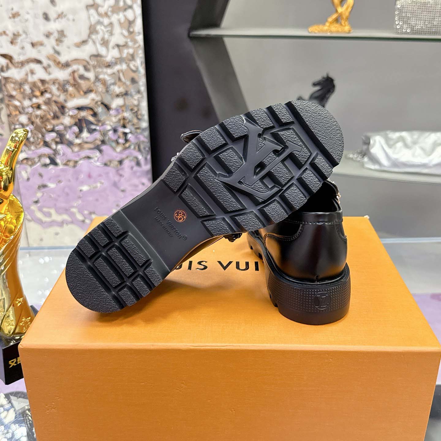 Louis Vuitton District Flat Loafer   1AICBZ - EUR FASHION