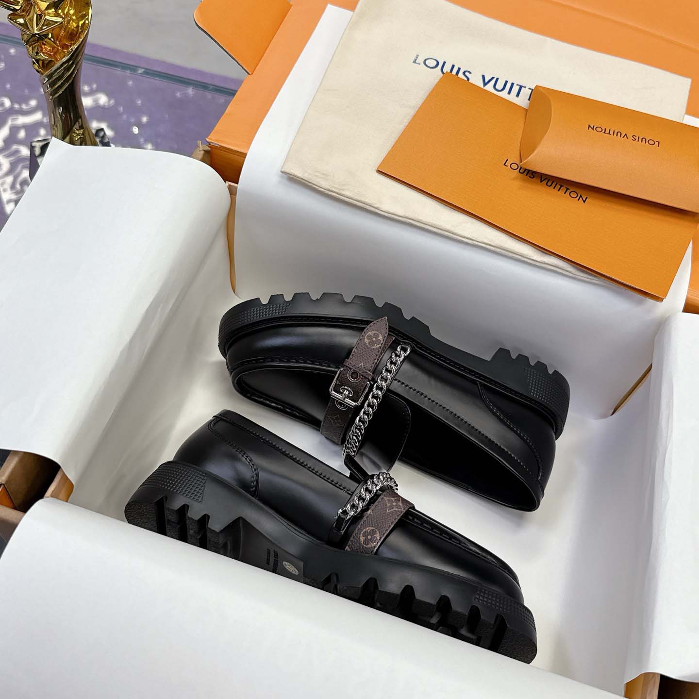 Louis Vuitton District Flat Loafer   1AICBZ - EUR FASHION