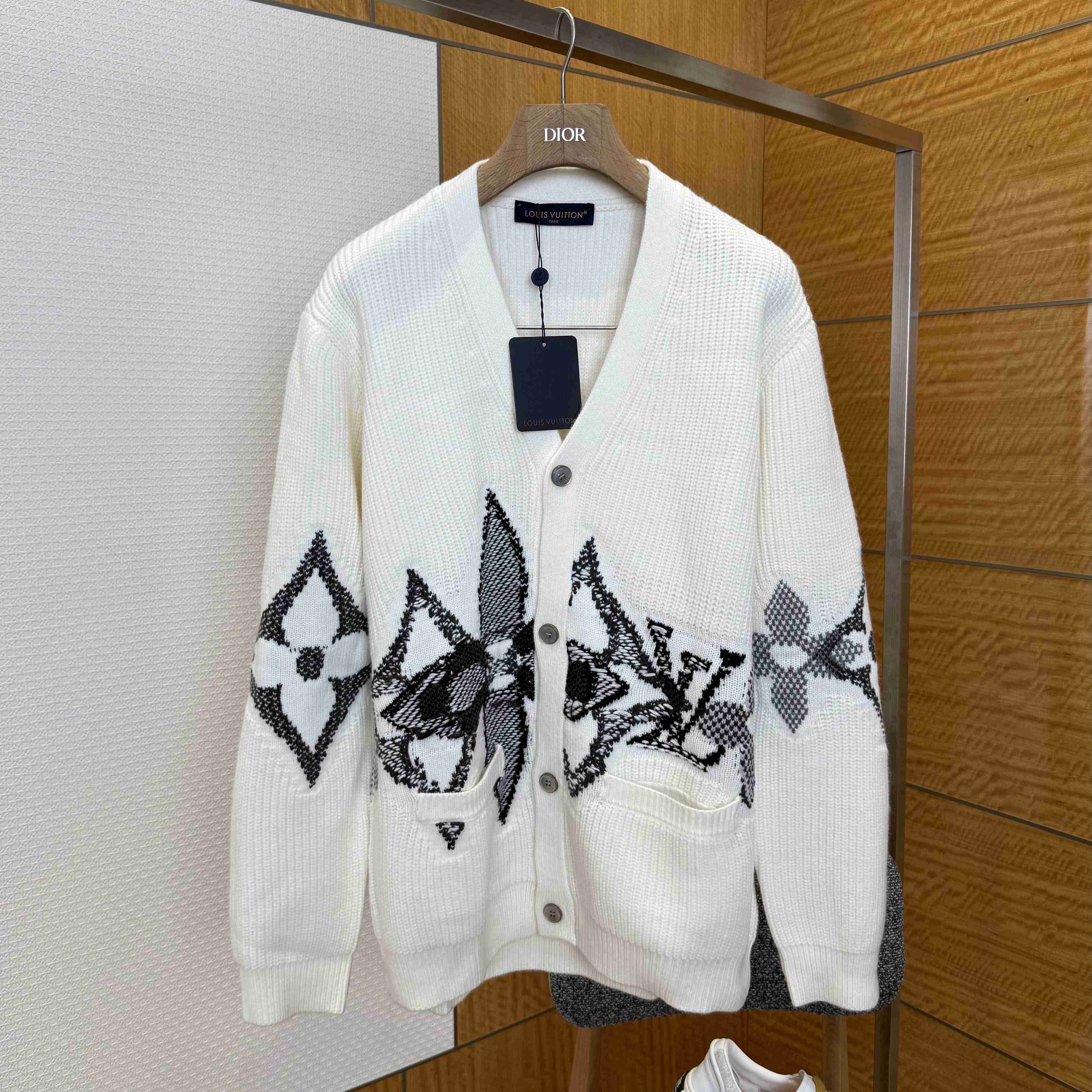 Louis Vuitton Graphic Knitted Cardigan   1AJBX9 - EUR FASHION