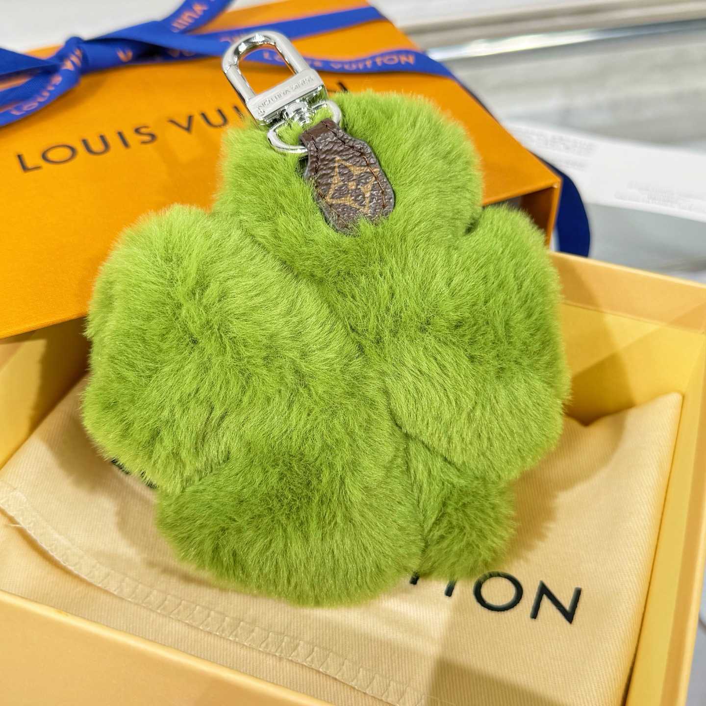Louis Vuitton LV Lucky Trefoil Bag Charm   M03170 - EUR FASHION