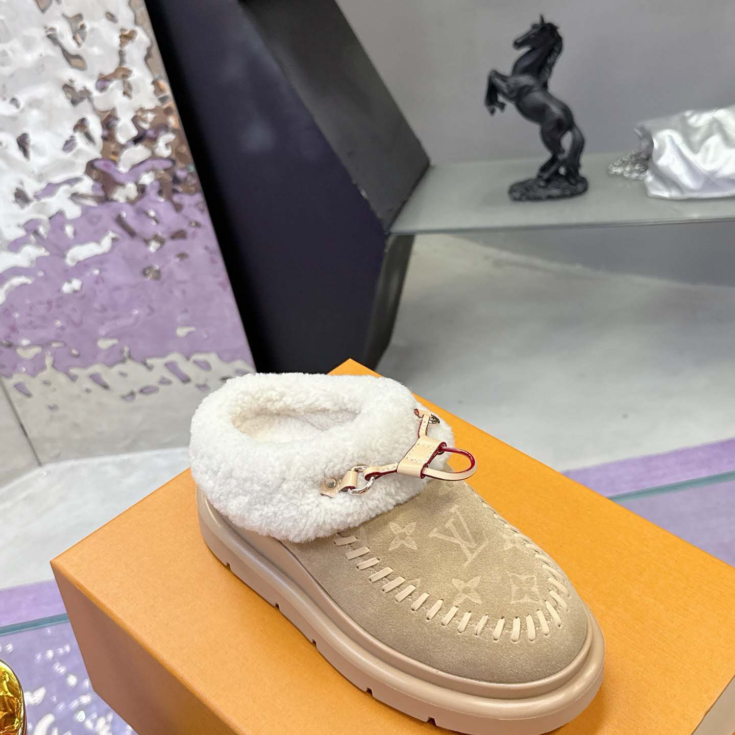 Louis Vuitton Cortina Closed Mule   1AITI6 - EUR FASHION