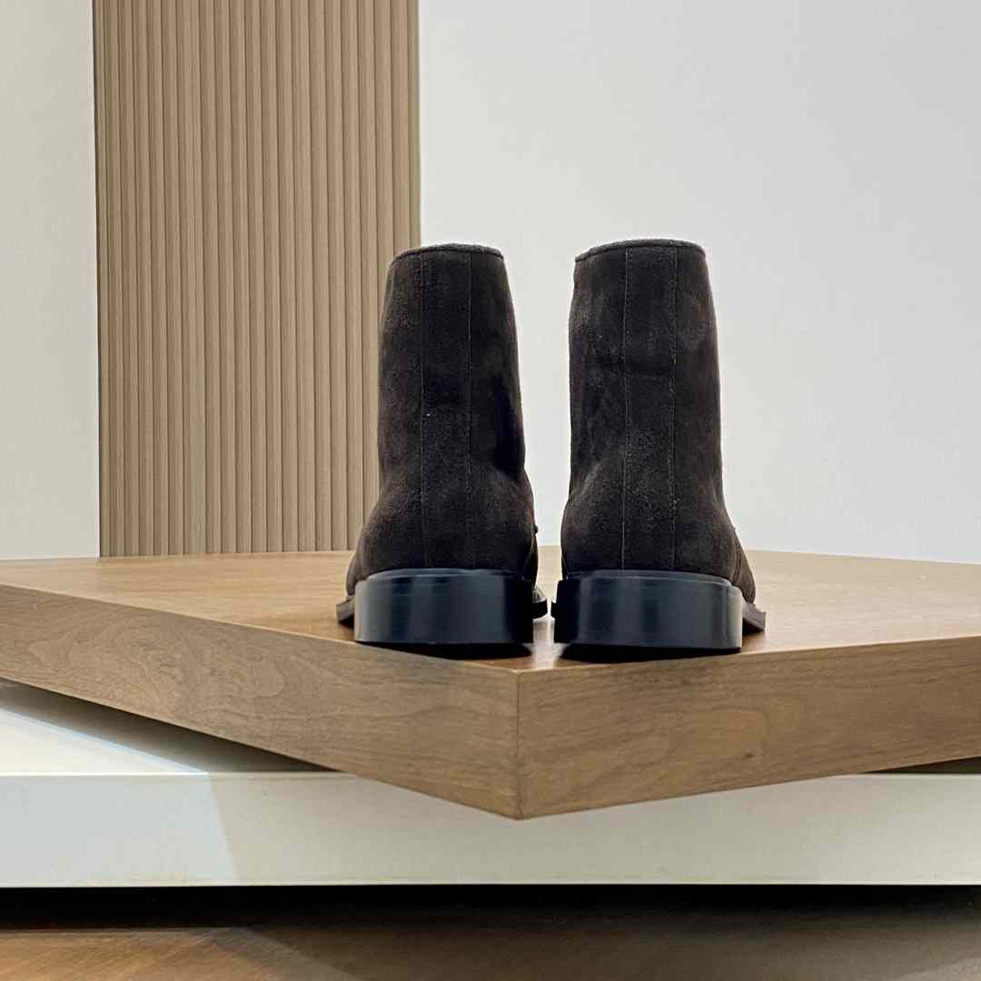 Gucci Men's Suede Lace-Up Boots - EUR FASHION