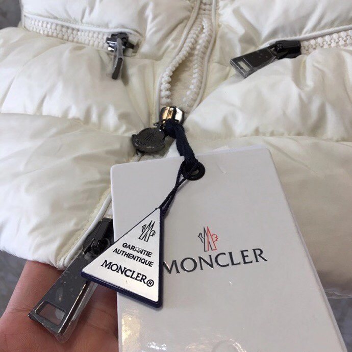 Moncler Quilted Zipped Padded Jacket - EUR FASHION