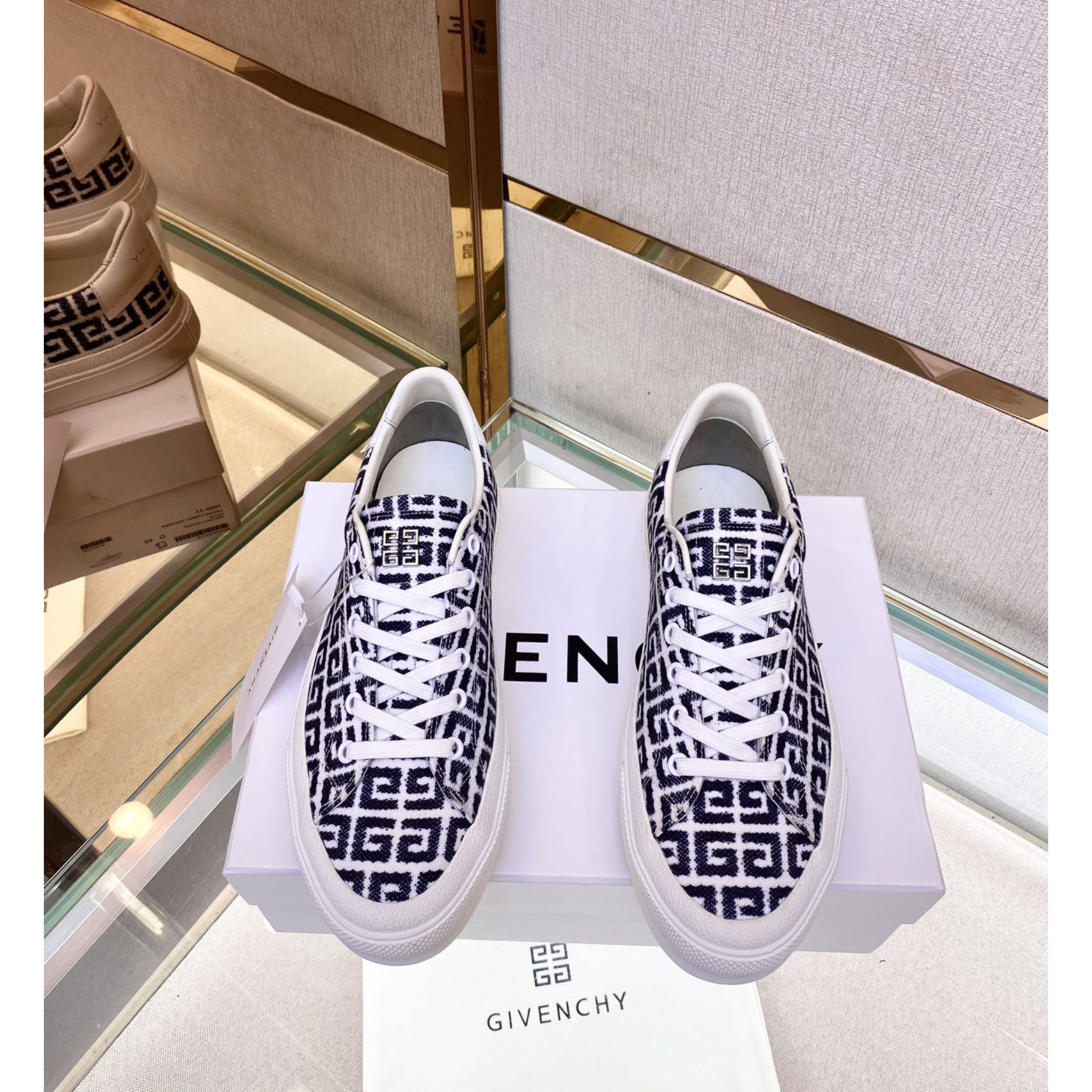 Givenchy Logo Print Low-Top Sneakers - EUR FASHION