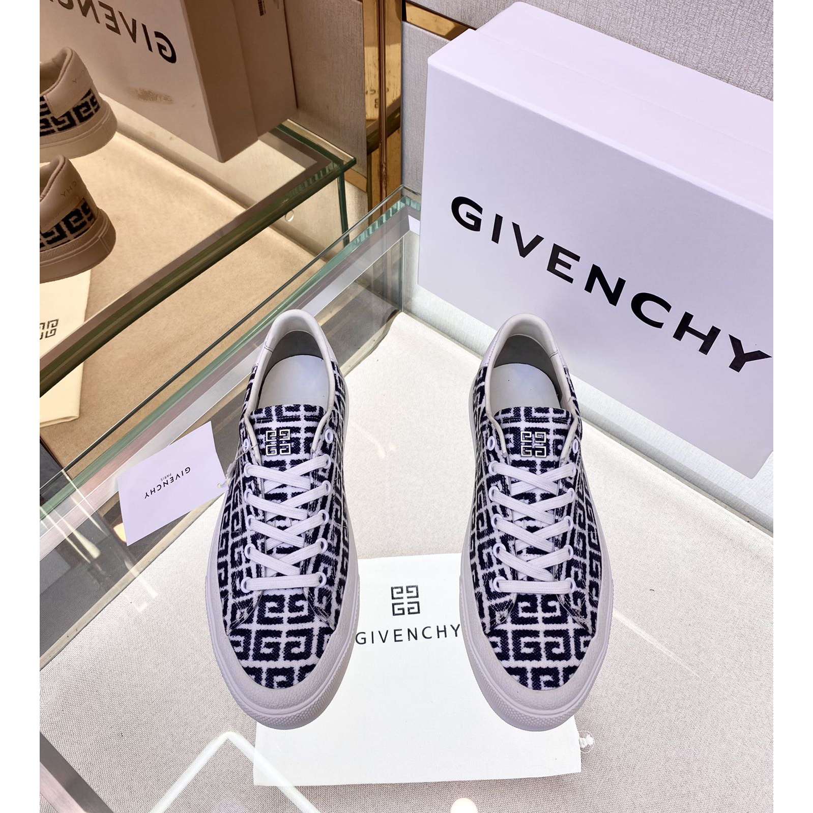 Givenchy Logo Print Low-Top Sneakers - EUR FASHION