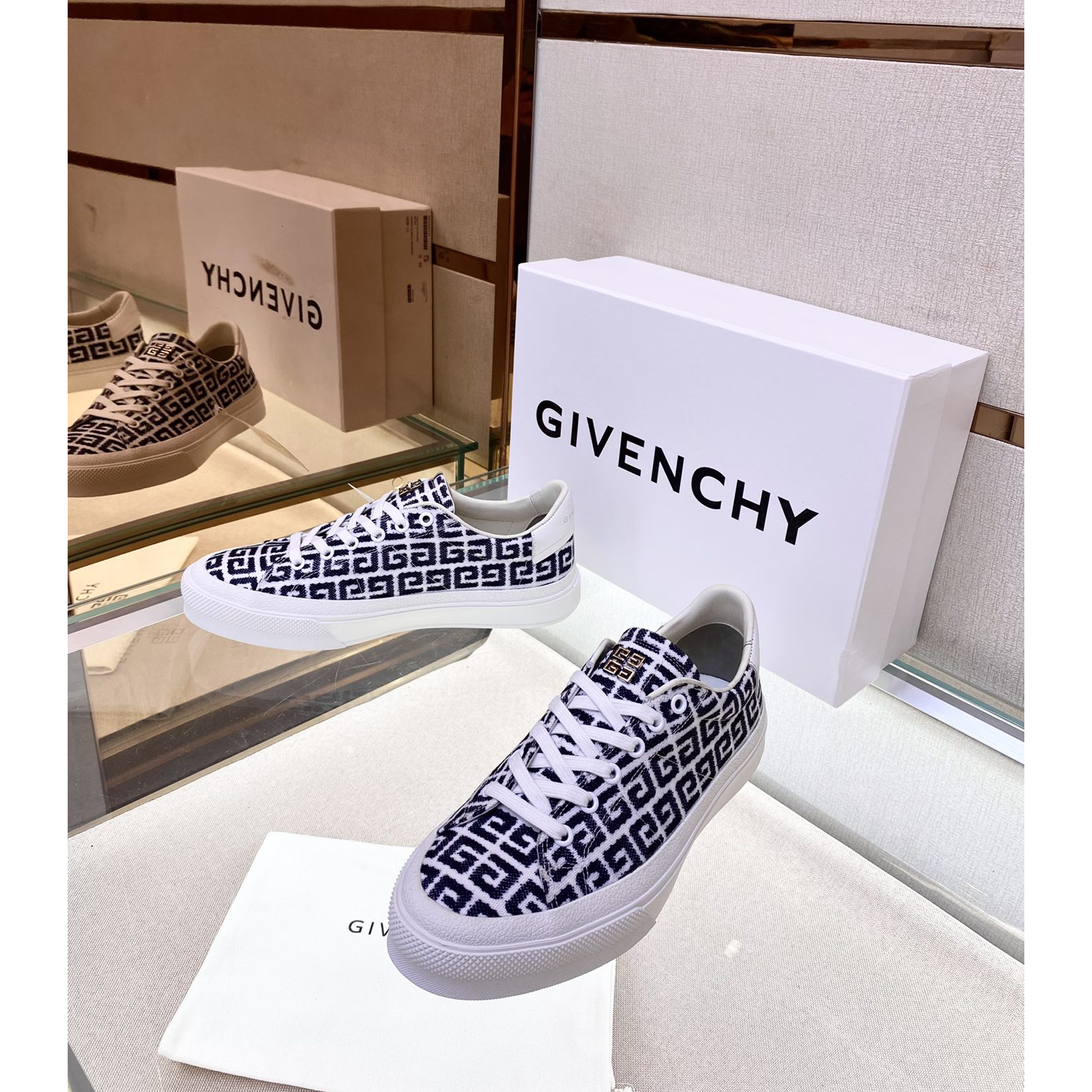Givenchy Logo Print Low-Top Sneakers - EUR FASHION
