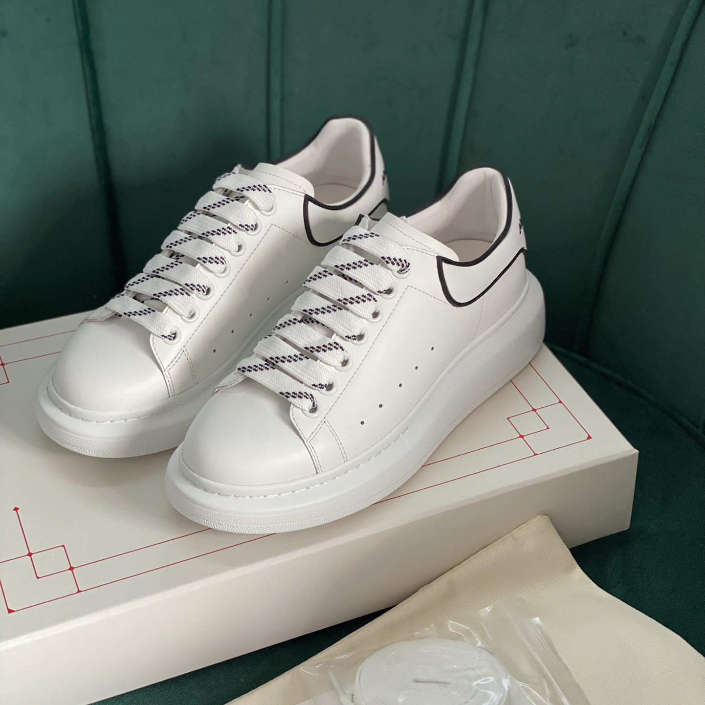 Alexander Mqueen Oversized Sneaker In White/Black - EUR FASHION