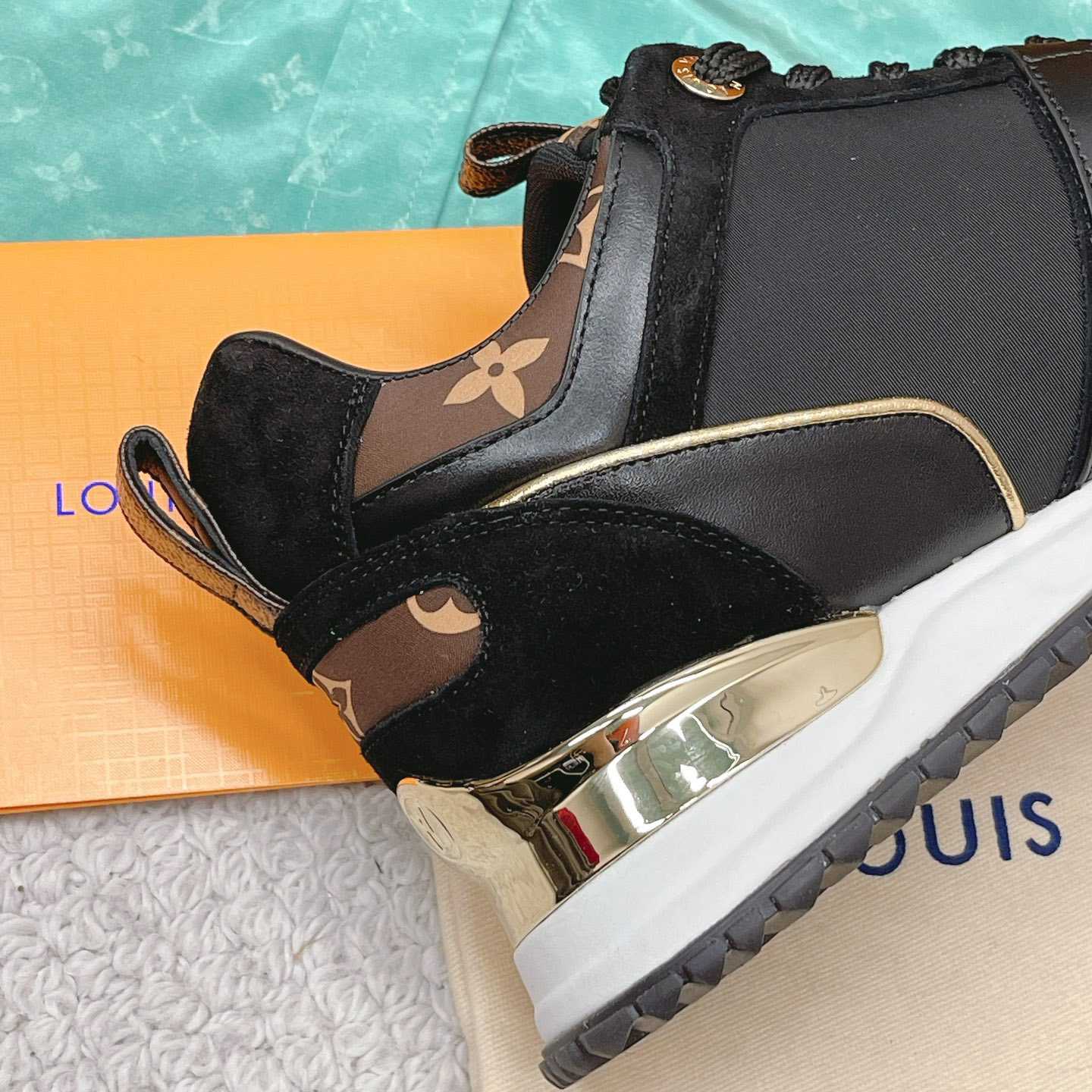 Louis Vuitton Run Away Sneaker      1AAP3D - EUR FASHION