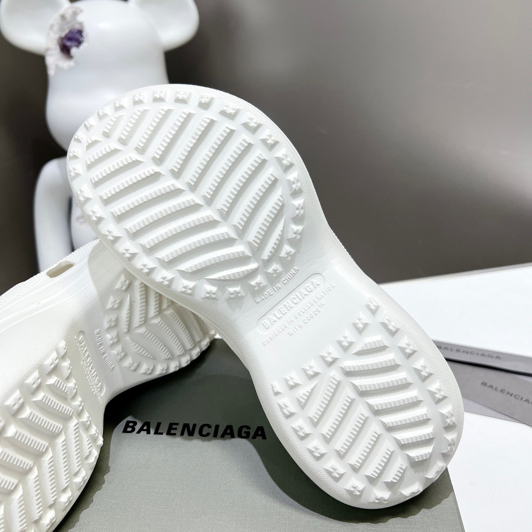 Balenciaga Women's Pool Crocs™ Slide Sandal In White - EUR FASHION