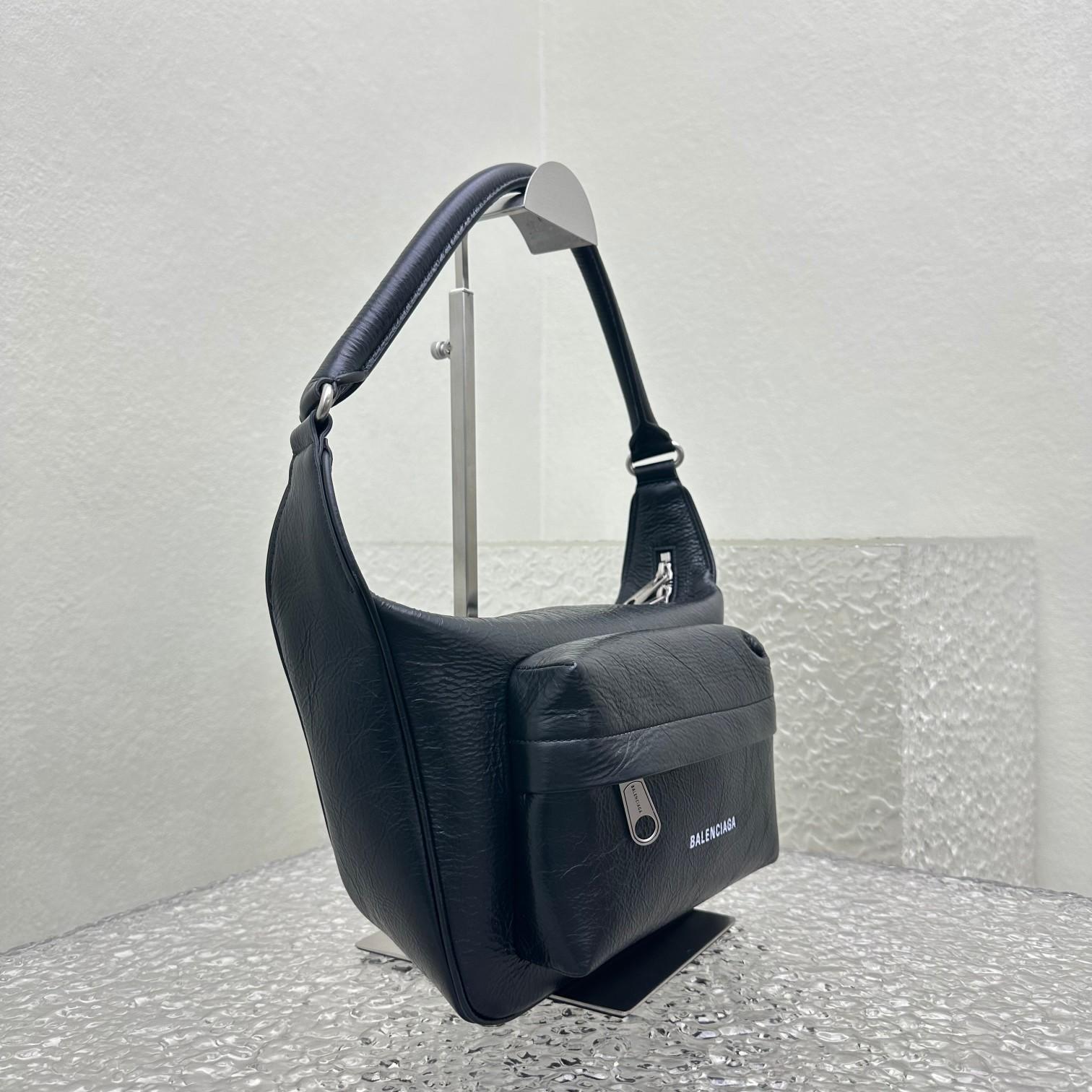 Balenciaga Raver Medium Bag With Handle In Black - EUR FASHION
