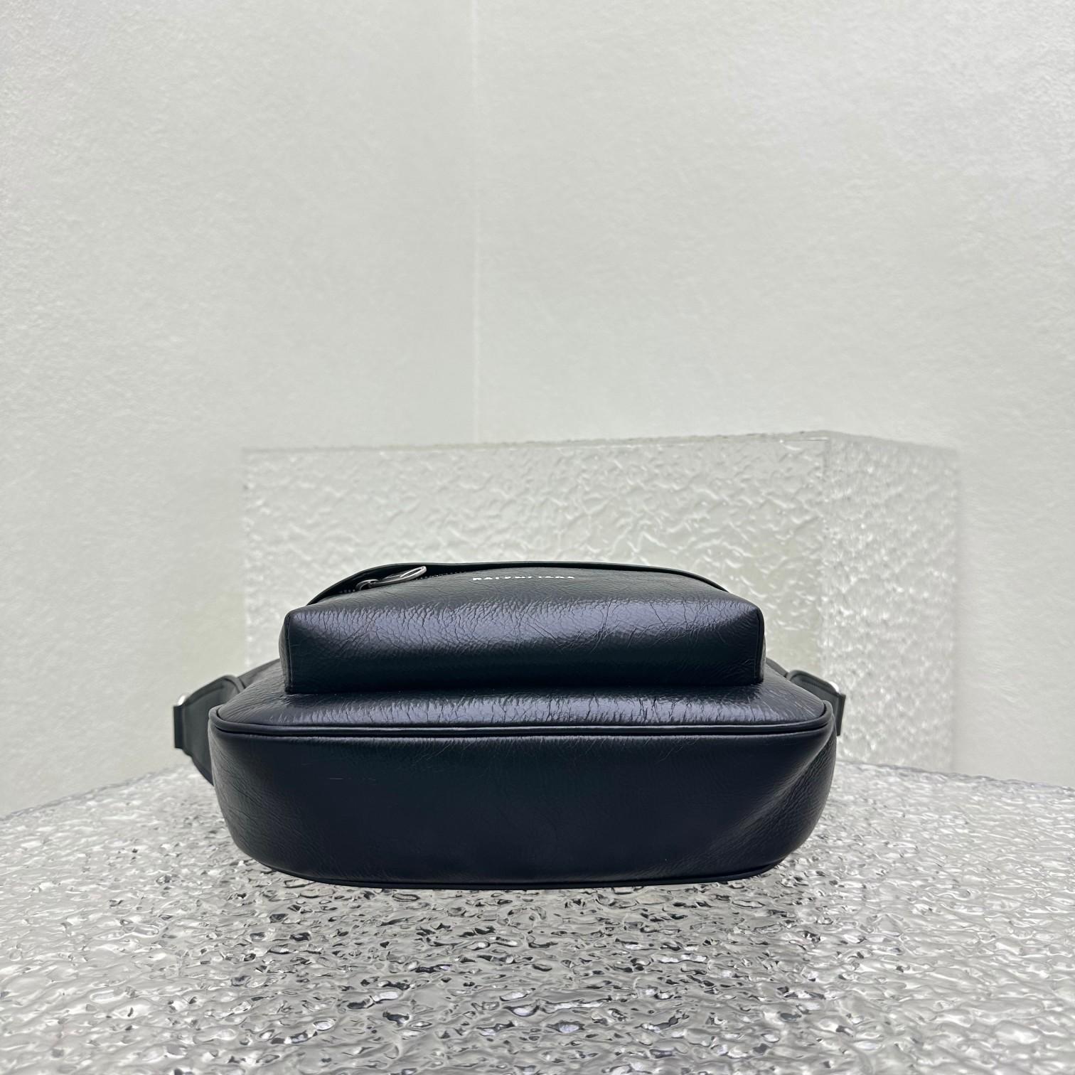 Balenciaga Raver Medium Bag With Handle In Black - EUR FASHION