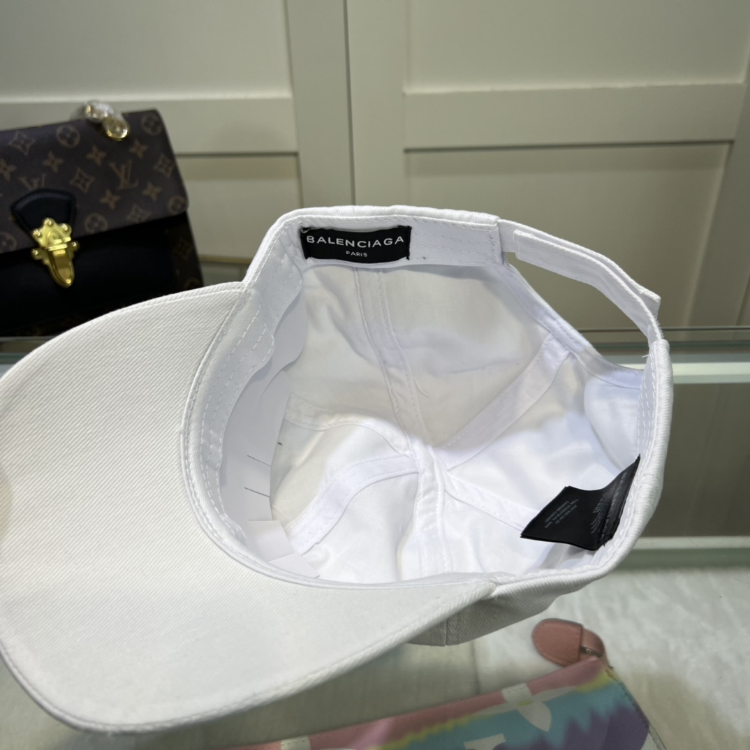 Balenciaga Hand Drawn BB Icon Cap In White - EUR FASHION