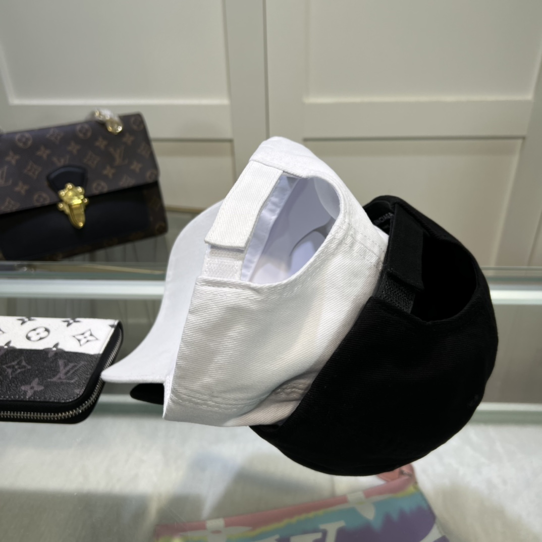 Balenciaga Hand Drawn BB Icon Cap In White - EUR FASHION
