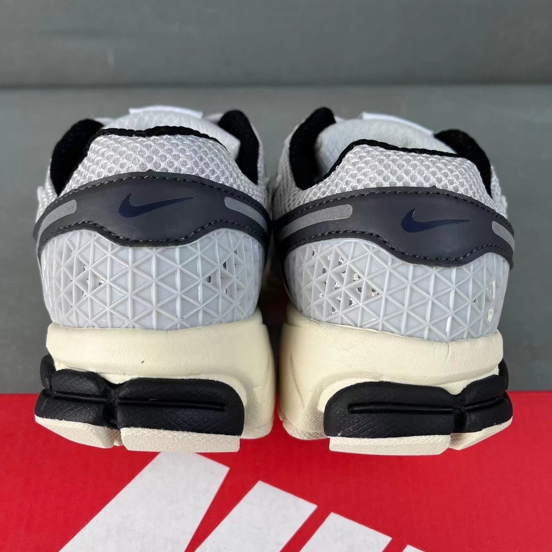 Nike Air Zoom Vomero 5 Sneaker     FN7649-110 - EUR FASHION