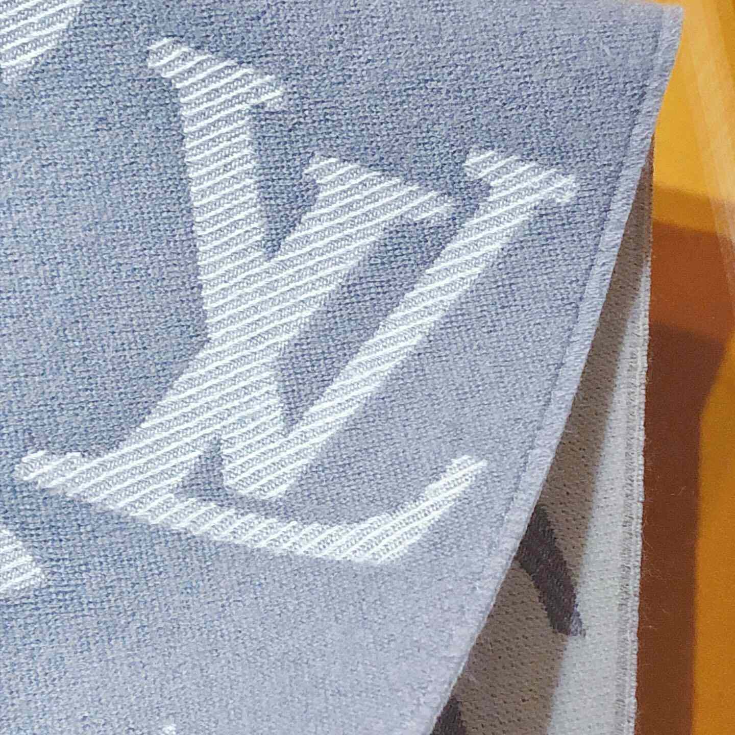Louis Vuitton LV Essential Scarf - EUR FASHION